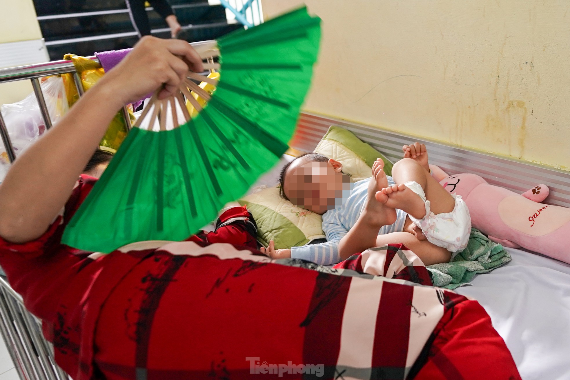 Vào 'điểm nóng' đang điều trị hàng trăm trẻ mắc tay chân miệng ở TPHCM ảnh 8