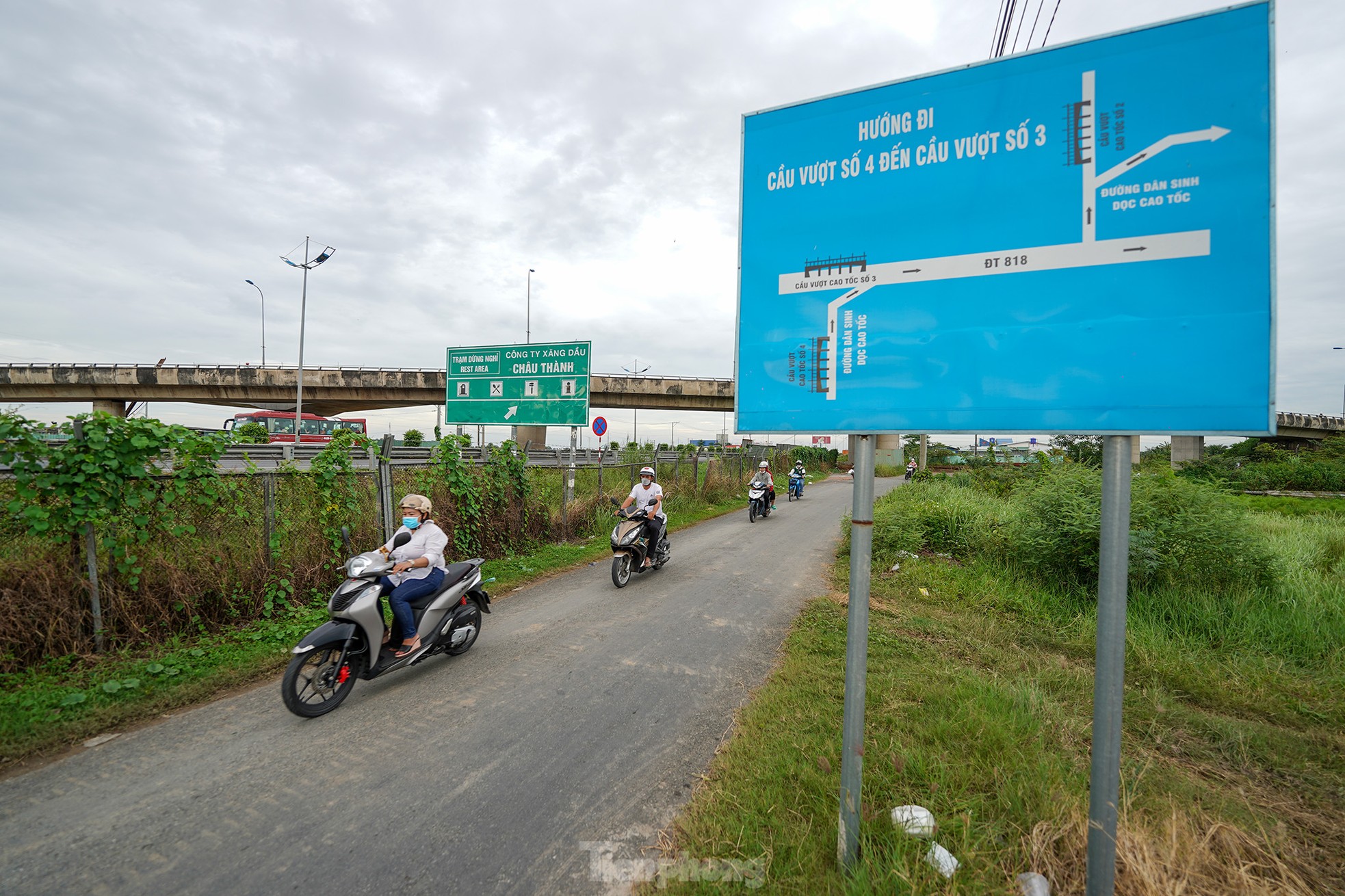 Hiện trạng bị cắt phá tan hoang ở hàng rào an toàn cao tốc TPHCM-Trung Lương ảnh 3