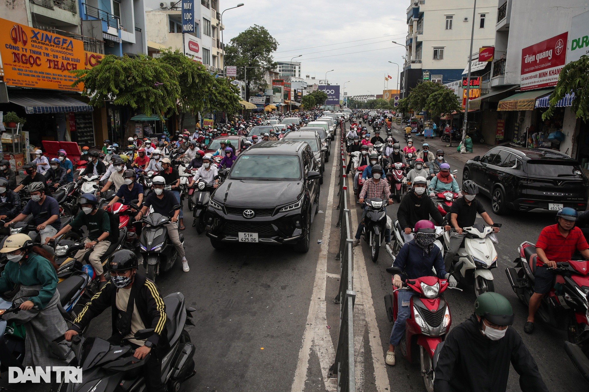 Đủ kiểu vi phạm giao thông trên đường phố TPHCM ảnh 2