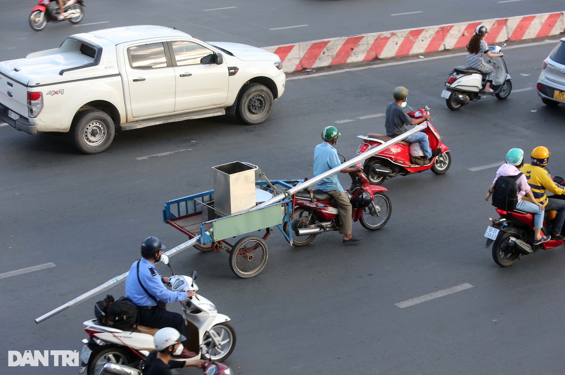 Đủ kiểu vi phạm giao thông trên đường phố TPHCM ảnh 12