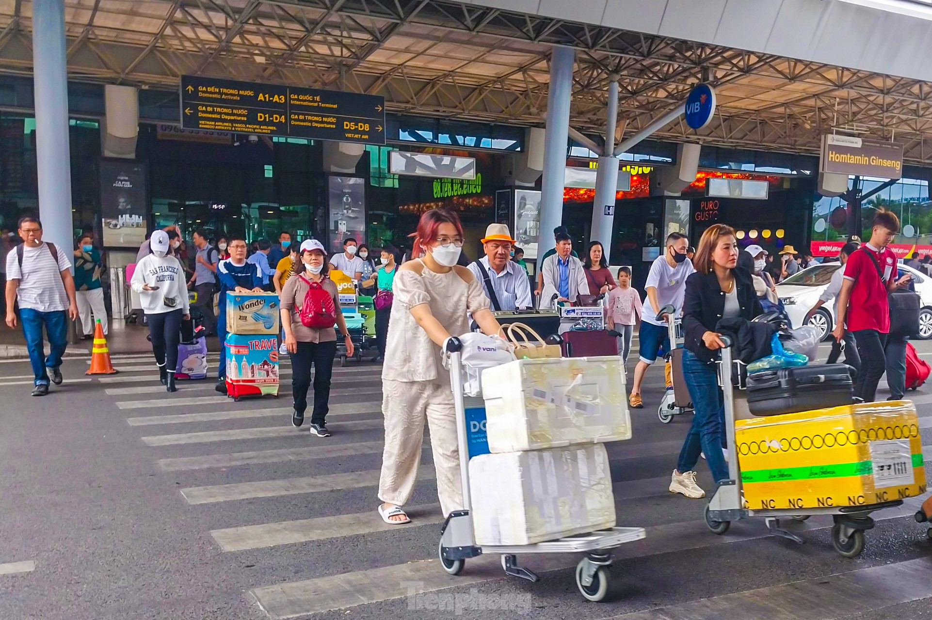 Sân bay Tân Sơn Nhất đón 60.000 người trở lại TPHCM trong chiều mùng Bốn ảnh 1