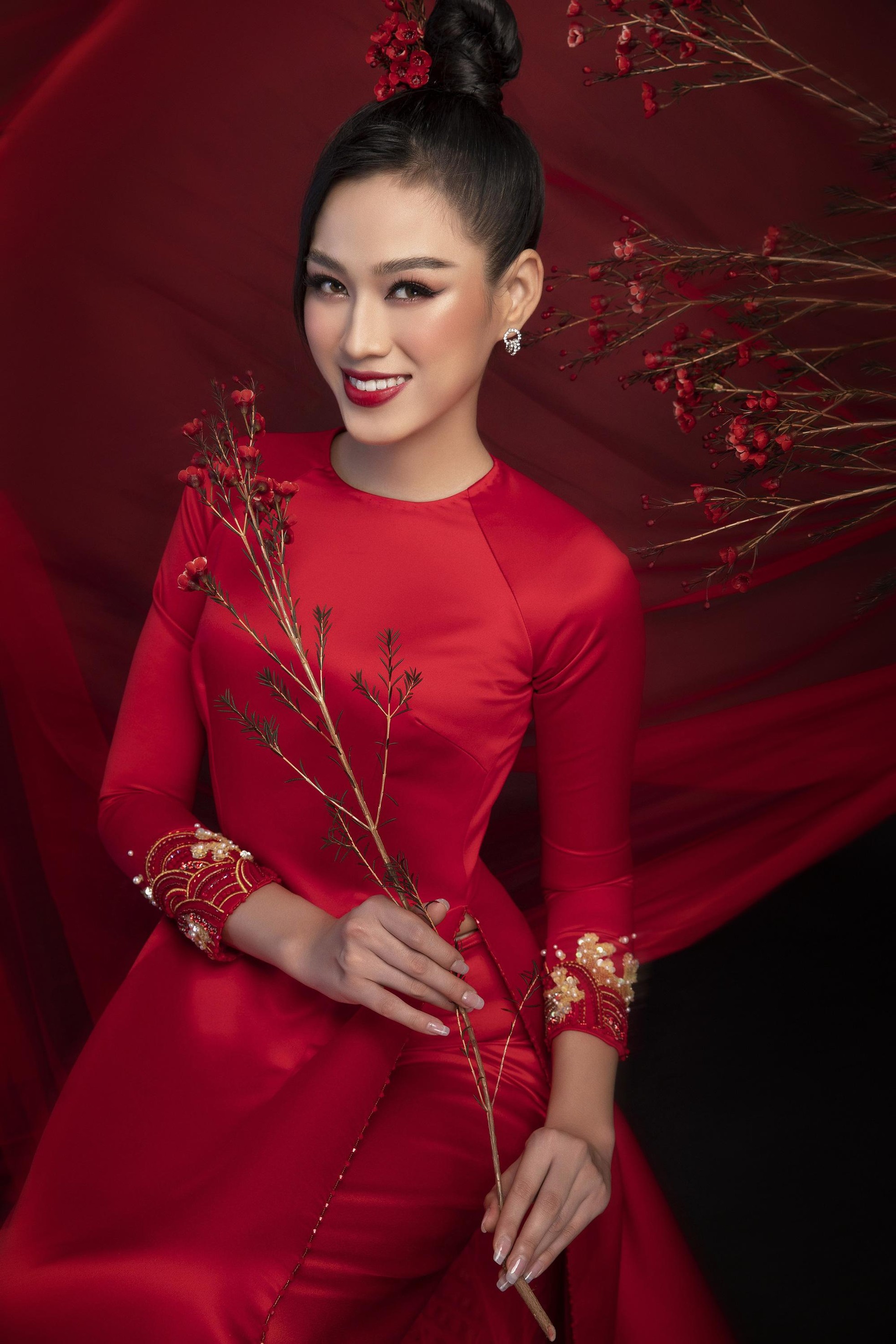 Hoa hậu Đỗ Thị Hà và những lần hiếm hoi đánh son đỏ ảnh 11