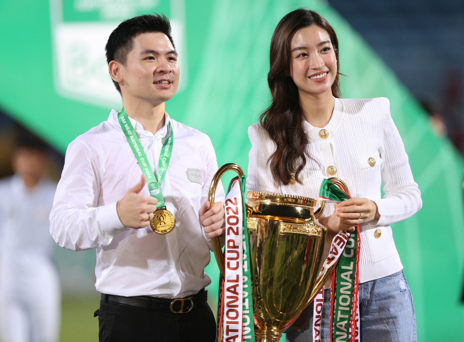 Hoa hậu Mỹ Linh: Mong đội bóng của ông xã làm nên lịch sử ở Siêu cúp - Ảnh 1.