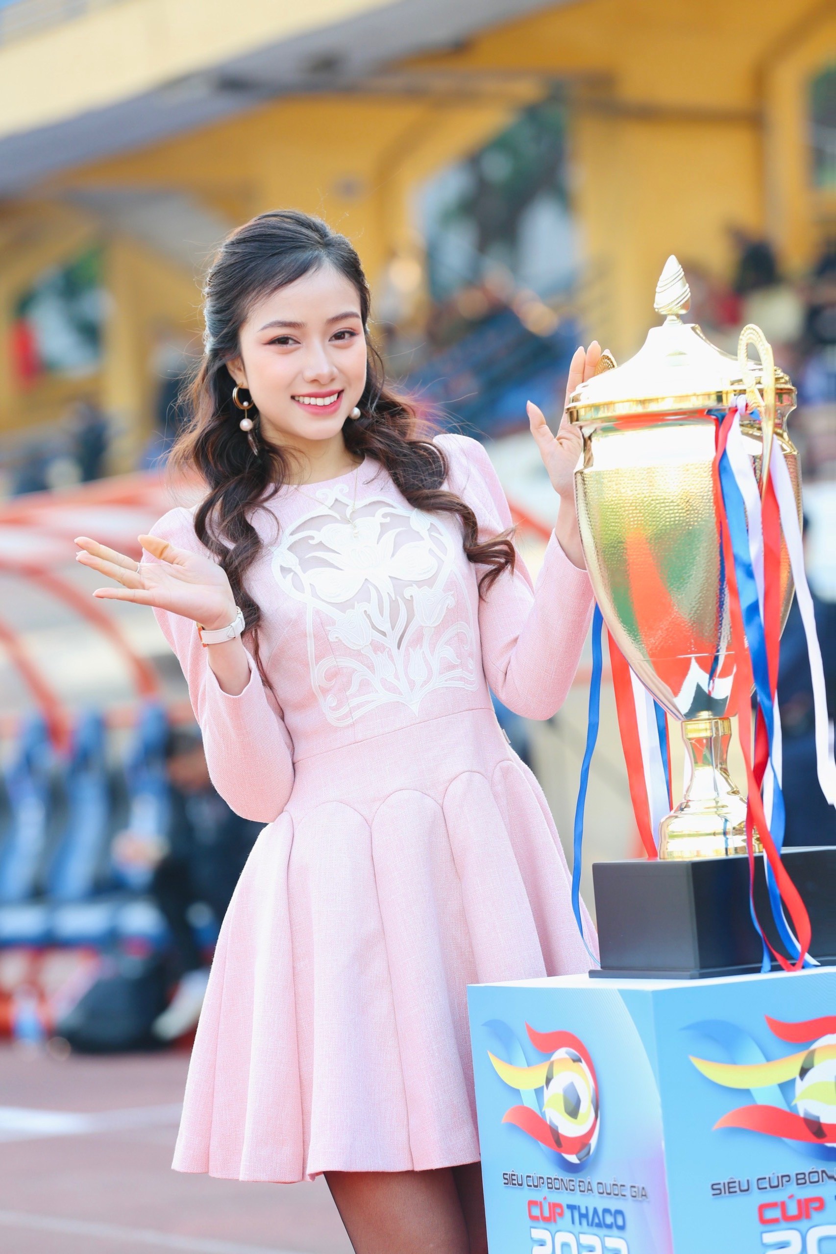 Hoa hậu Đỗ Mỹ Linh đến sân Hàng Đẫy cổ vũ đội bóng của ông xã tranh Siêu cúp - Ảnh 11.