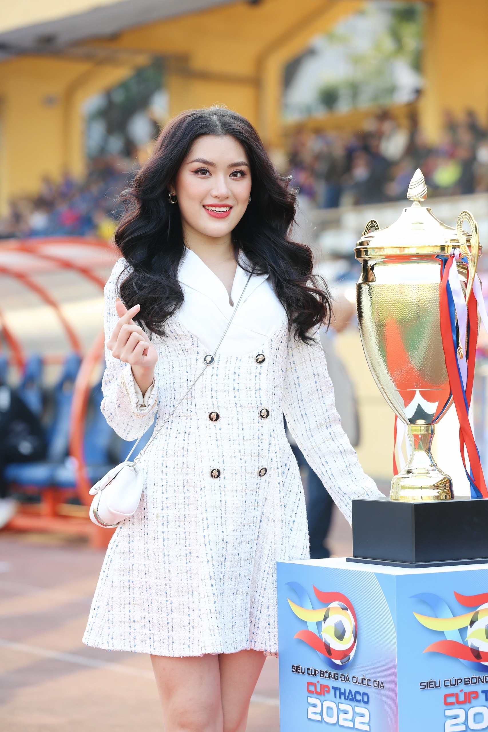 Hoa hậu Đỗ Mỹ Linh đến sân Hàng Đẫy cổ vũ đội bóng của ông xã tranh Siêu cúp - Ảnh 18.