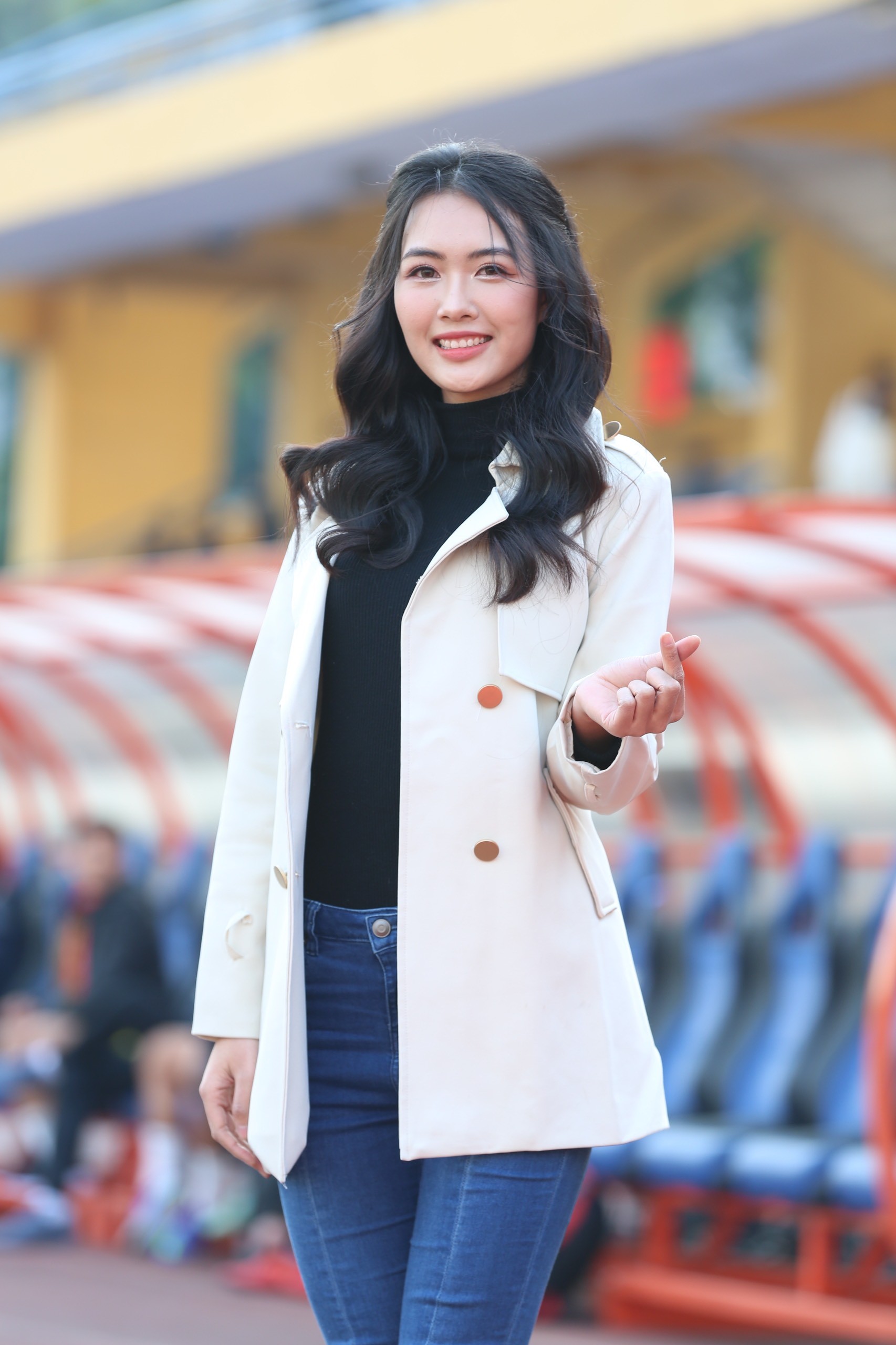 Hoa hậu Đỗ Mỹ Linh đến sân Hàng Đẫy cổ vũ đội bóng của ông xã tranh Siêu cúp - Ảnh 15.