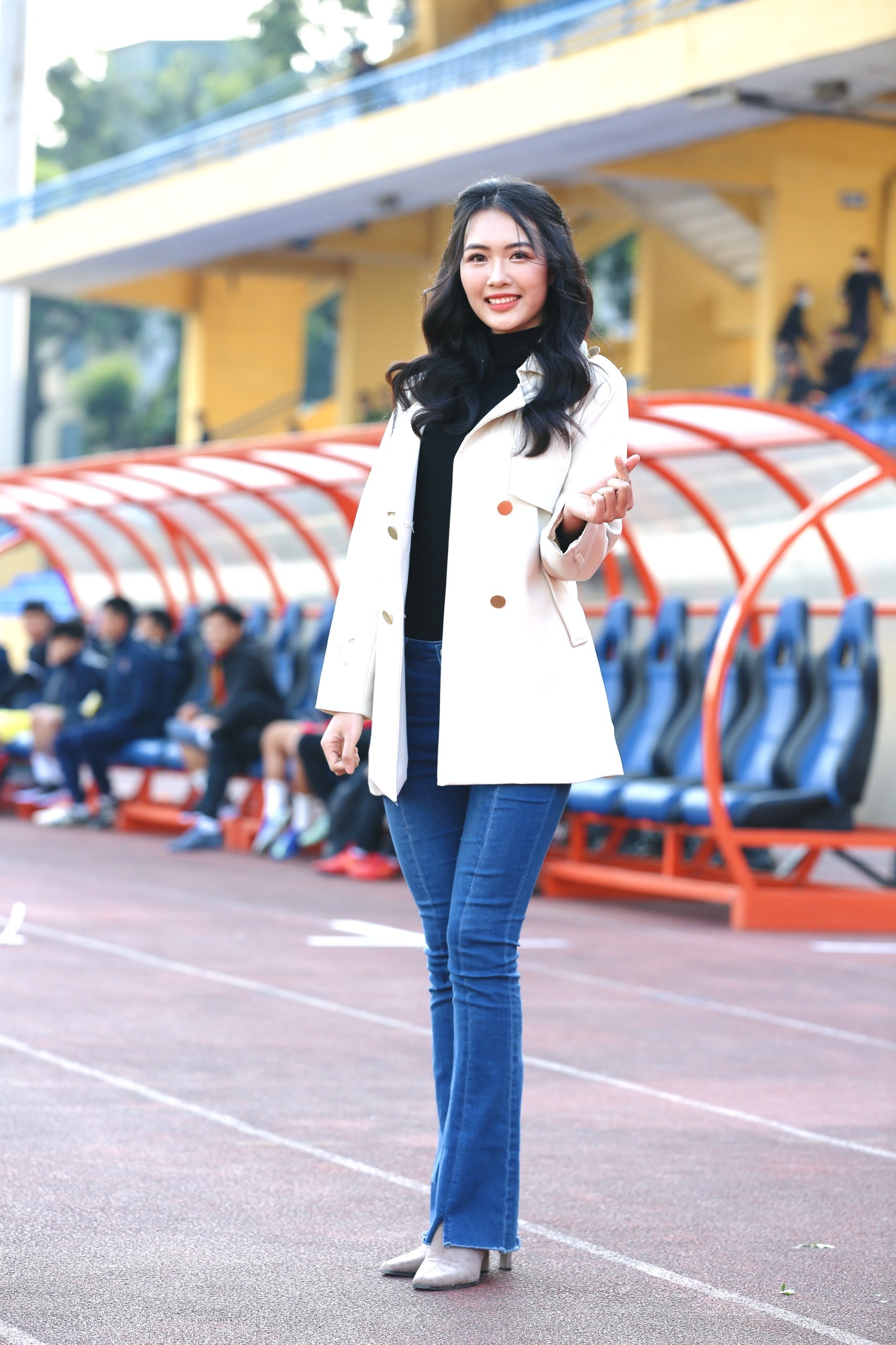 Hoa hậu Đỗ Mỹ Linh đến sân Hàng Đẫy cổ vũ đội bóng của ông xã tranh Siêu cúp - Ảnh 13.