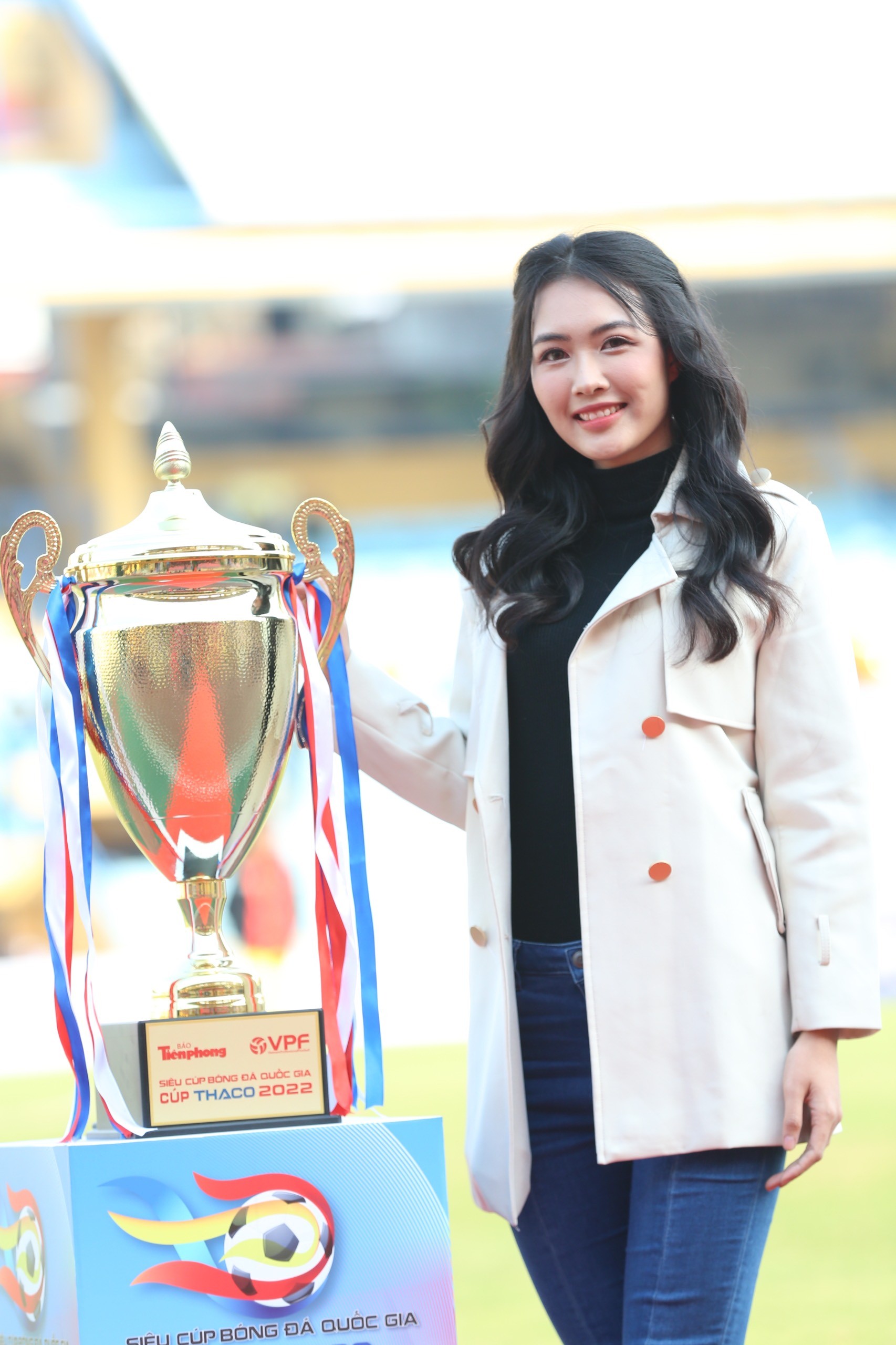Hoa hậu Đỗ Mỹ Linh đến sân Hàng Đẫy cổ vũ đội bóng của ông xã tranh Siêu cúp - Ảnh 14.