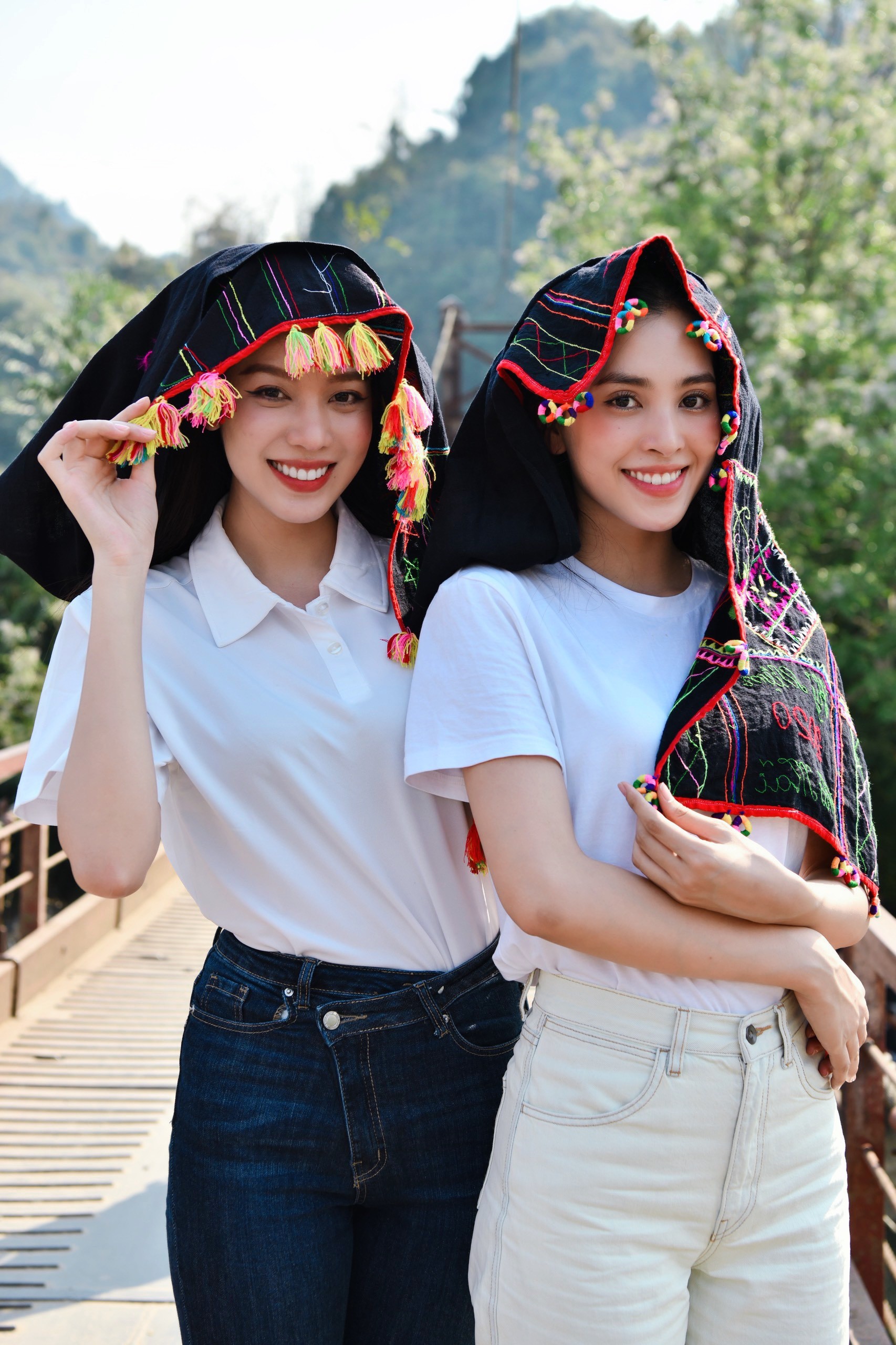 Hoa hậu Thanh Thủy, Tiểu Vy khoe sắc xinh đẹp với khăn Piêu - Ảnh 15.