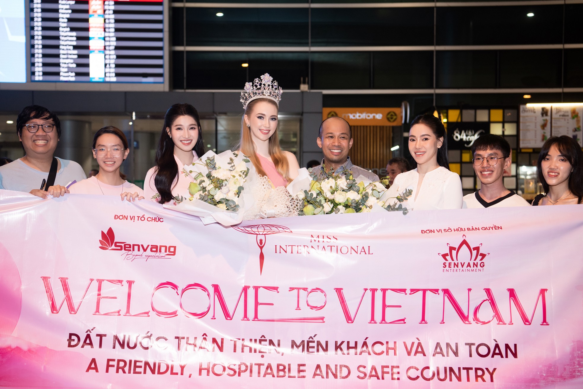 Đương kim Hoa hậu Quốc tế đến Việt Nam ảnh 12