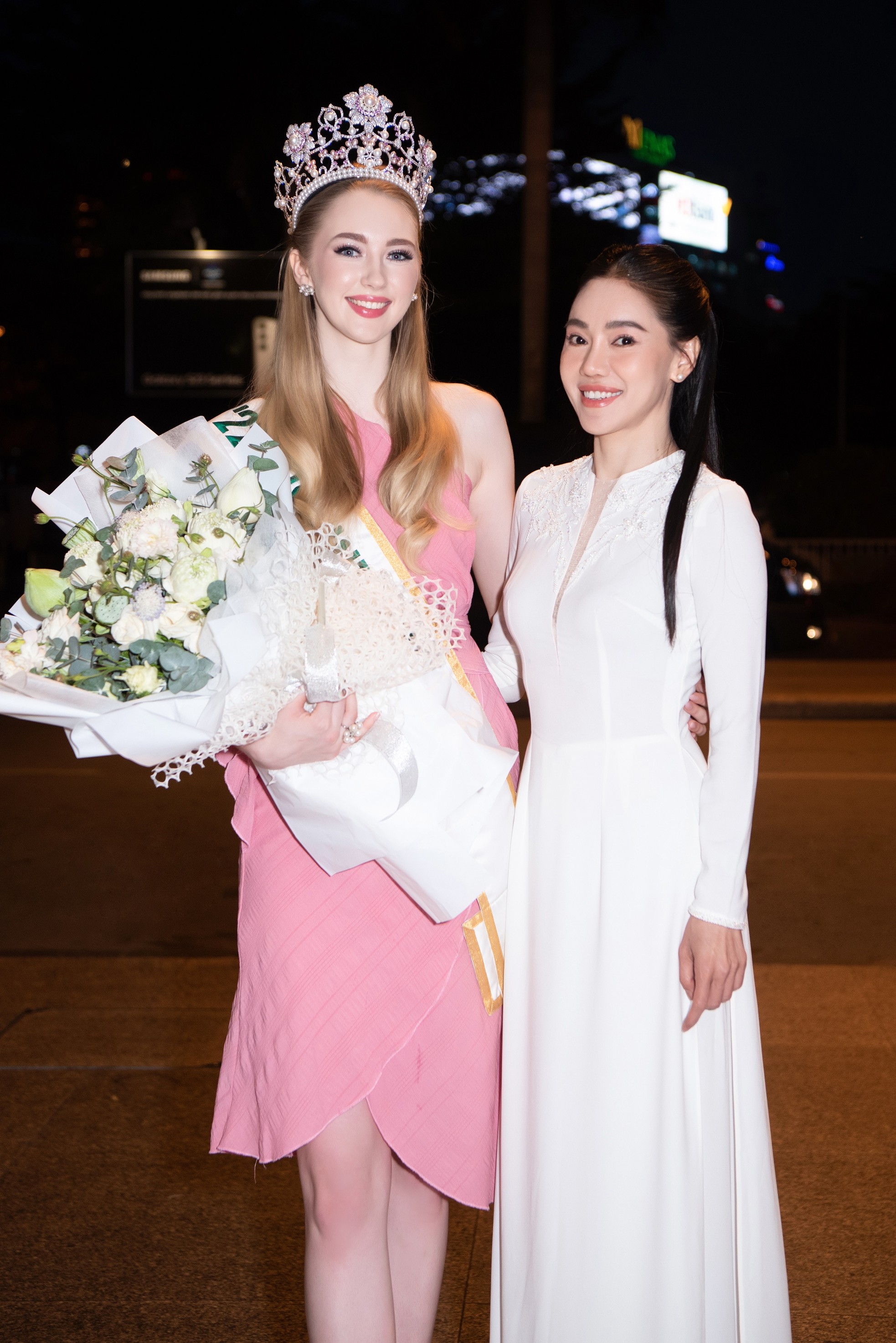 Đương kim Hoa hậu Quốc tế đến Việt Nam ảnh 11