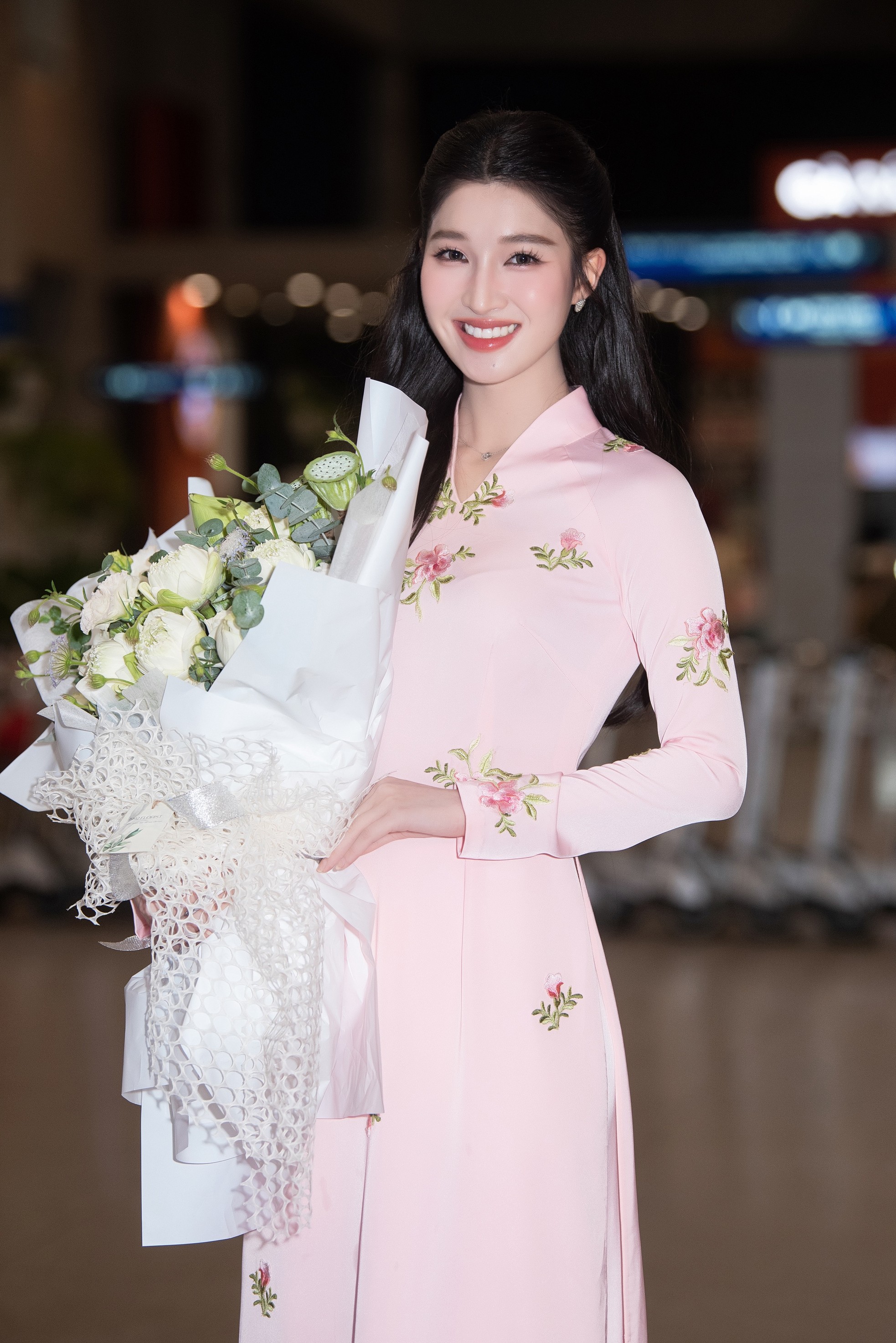 Đương kim Hoa hậu Quốc tế đến Việt Nam ảnh 8