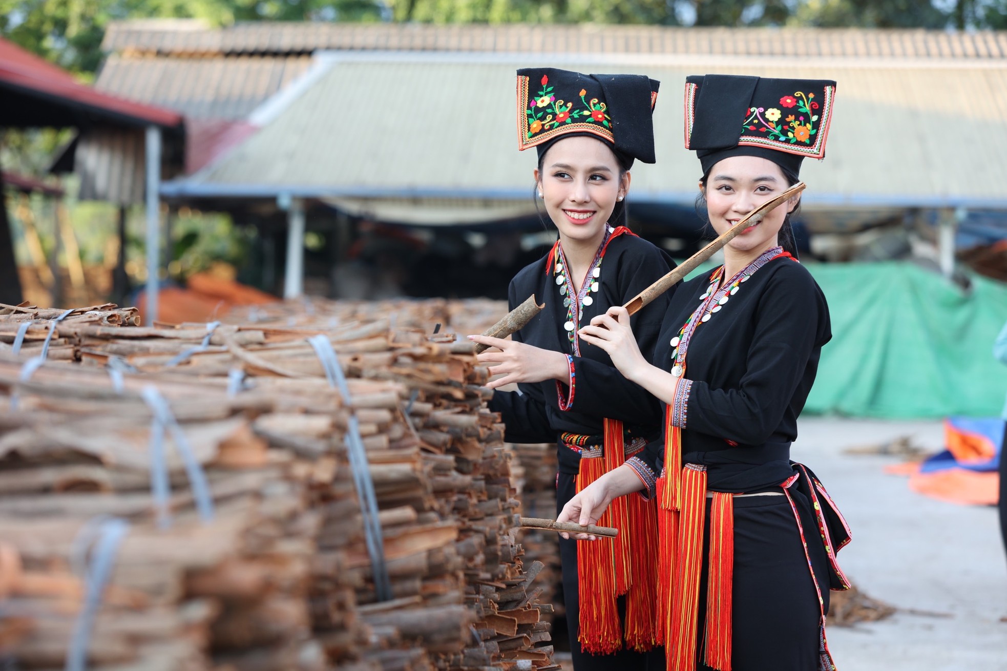 Á hậu Ngọc Hằng, người đẹp Phương Anh diện trang phục thổ cẩm thăm đồi quế Yên Bái ảnh 4