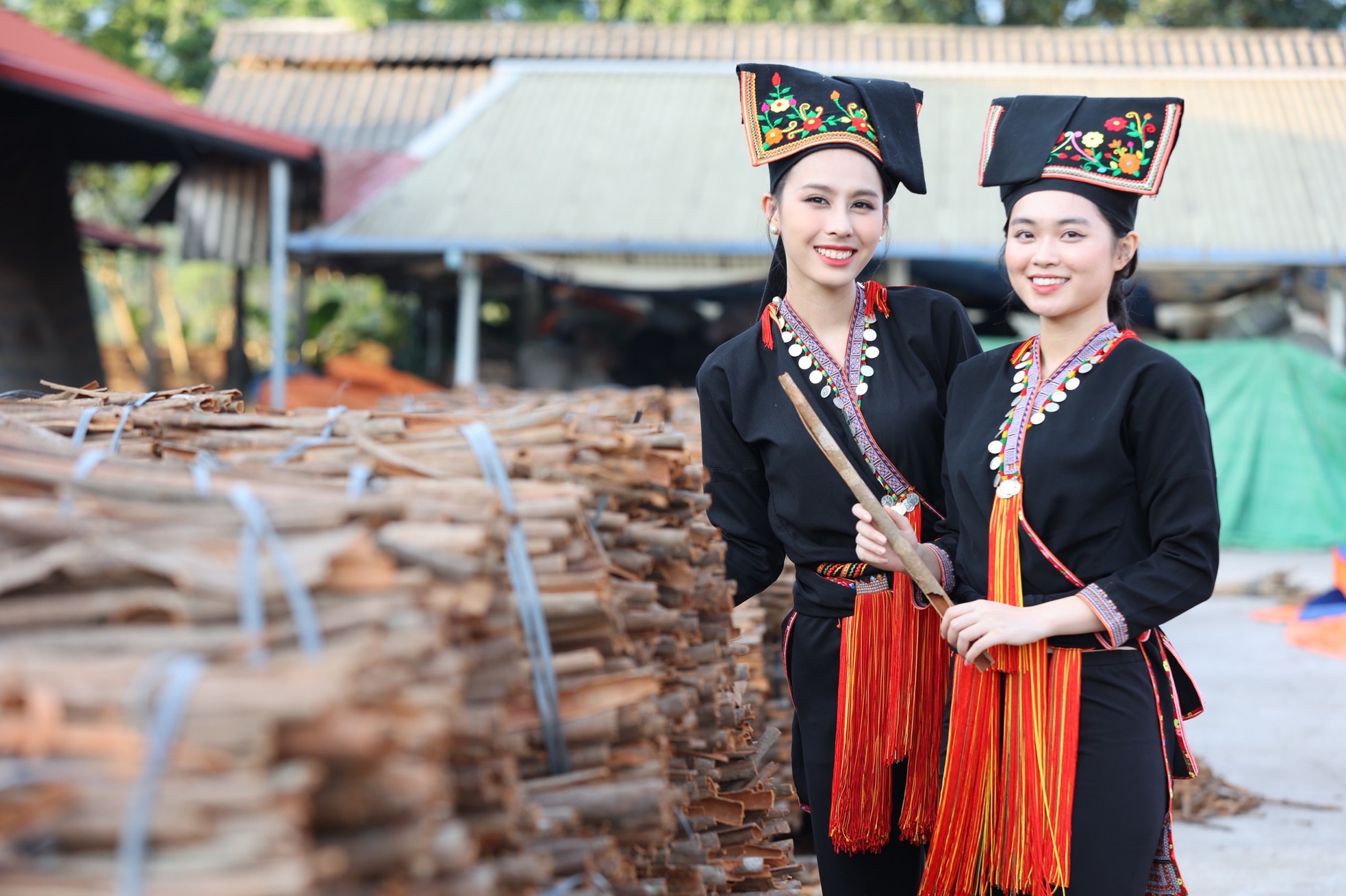 Á hậu Ngọc Hằng, người đẹp Phương Anh diện trang phục thổ cẩm thăm đồi quế Yên Bái ảnh 2