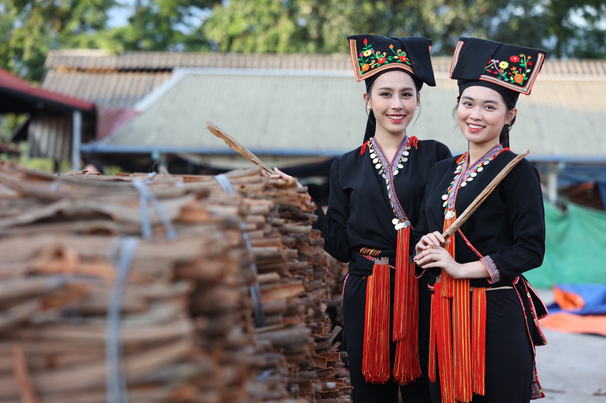 Á hậu Ngọc Hằng, người đẹp Phương Anh diện trang phục thổ cẩm thăm đồi quế Yên Bái ảnh 5