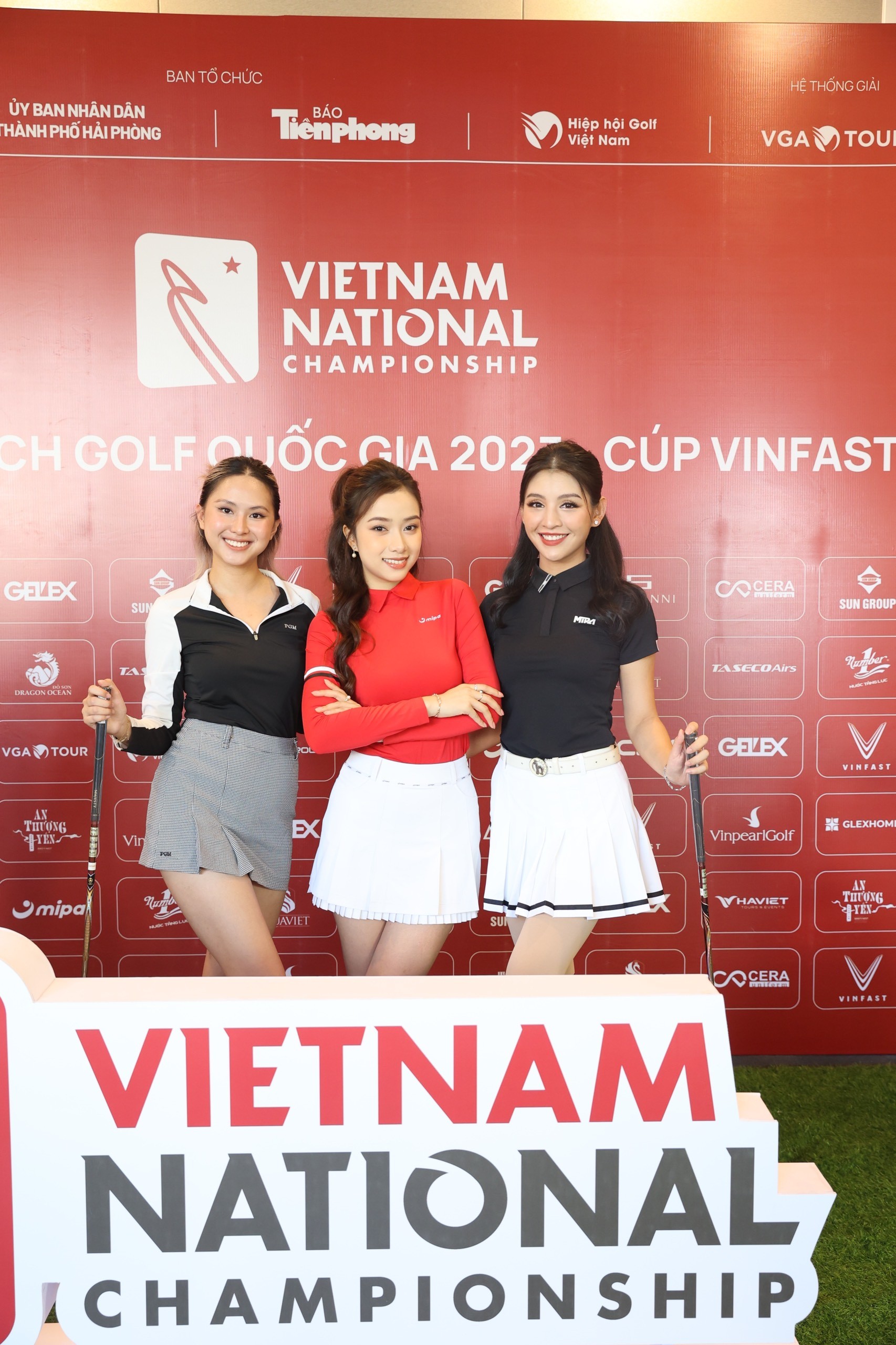 Hoa hậu Ngọc Hân và dàn người đẹp khoe sắc ở họp báo Giải Vô địch Golf Quốc gia ảnh 16