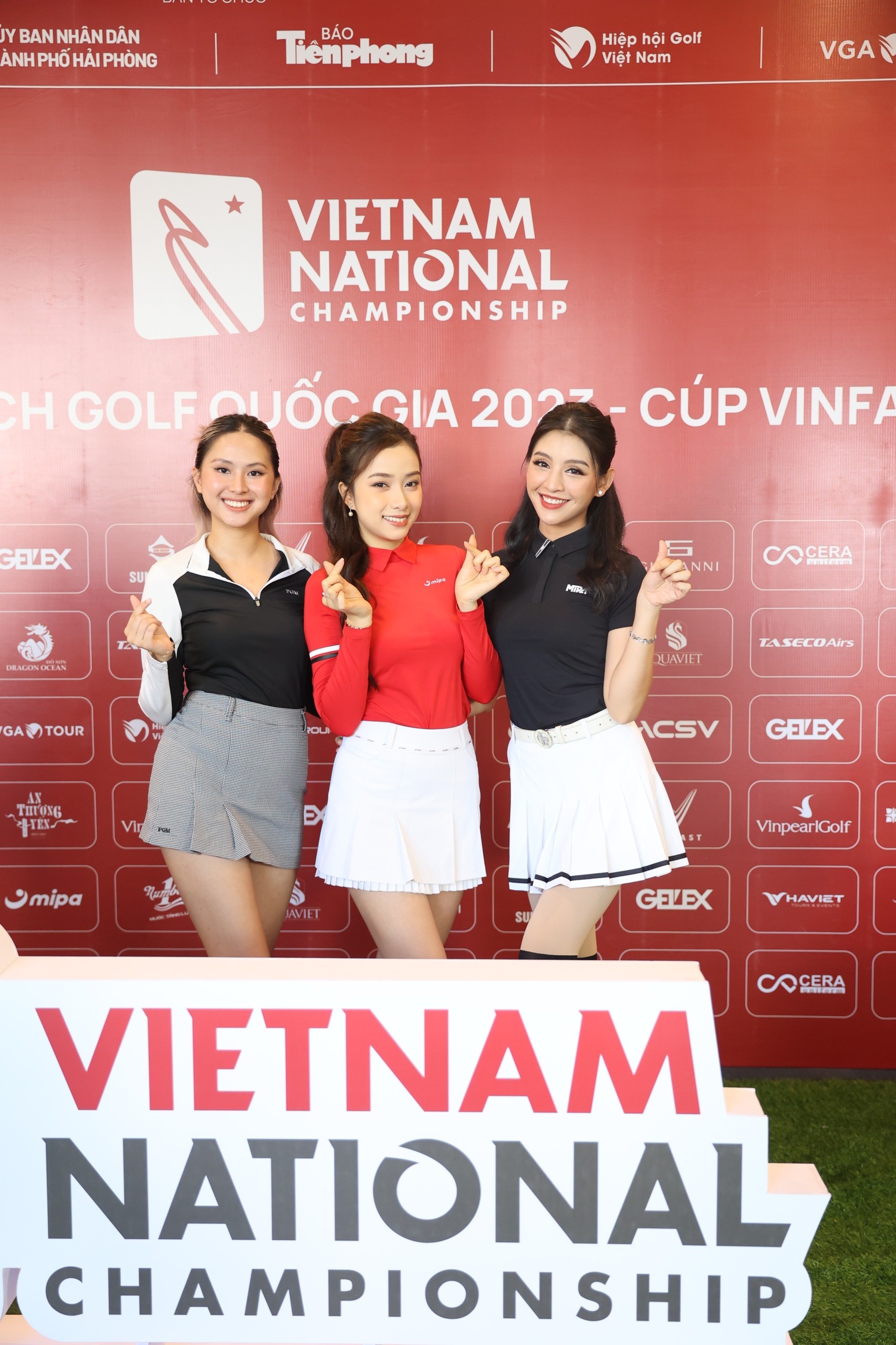 Hoa hậu Ngọc Hân và dàn người đẹp khoe sắc ở họp báo Giải Vô địch Golf Quốc gia ảnh 15