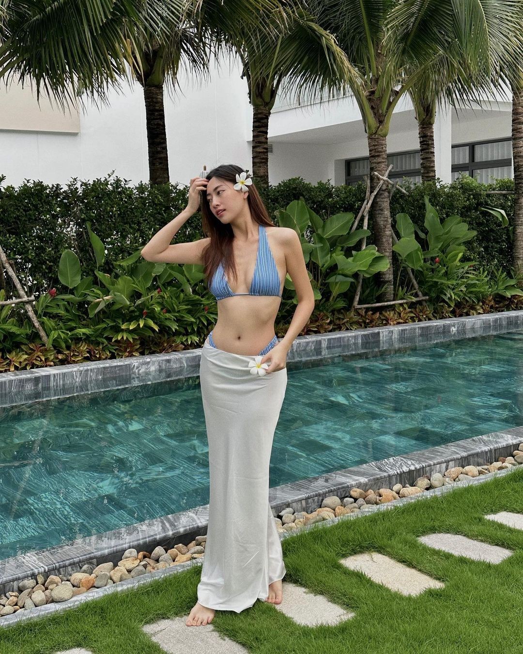 Lương Thùy Linh, Doãn Hải My khoe dáng với bikini ảnh 1