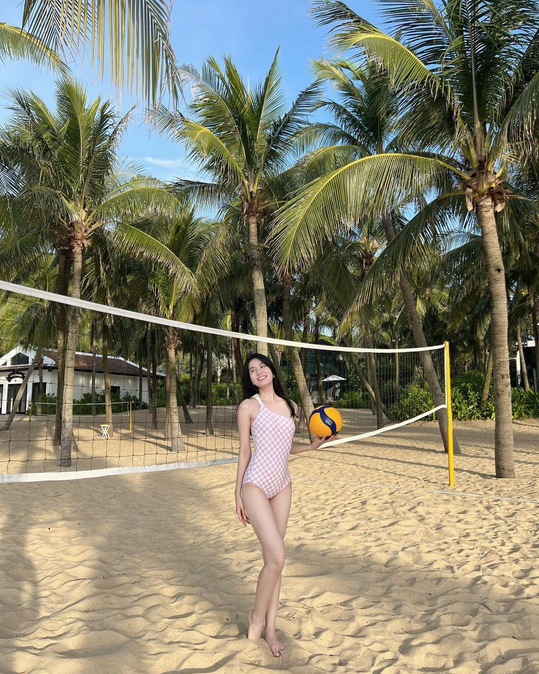 Lương Thùy Linh, Doãn Hải My khoe dáng với bikini ảnh 13