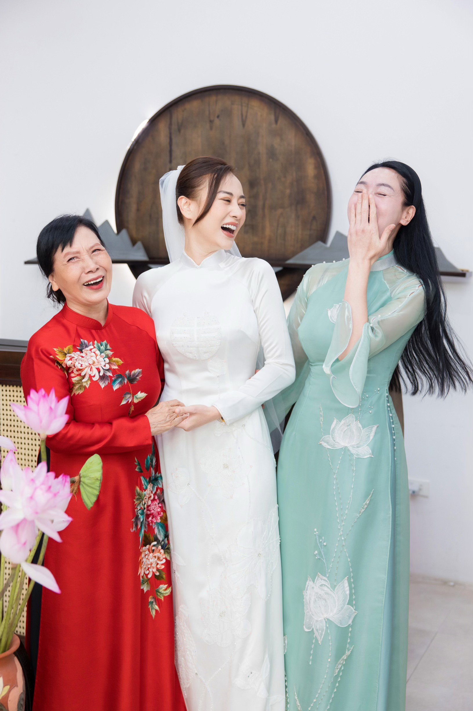 Phương Oanh thử áo dài cho đám hỏi với shark Bình ảnh 12