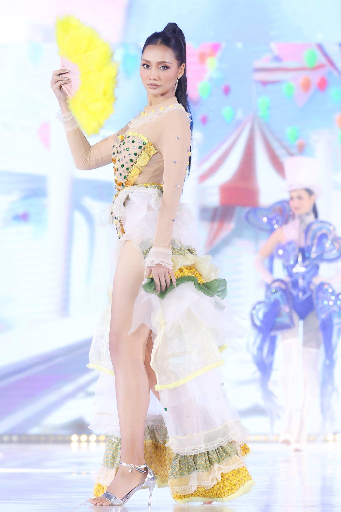 Show bikini của Hoa hậu Hoàn vũ Thái Lan bị nói copy Victoria's Secret ảnh 12