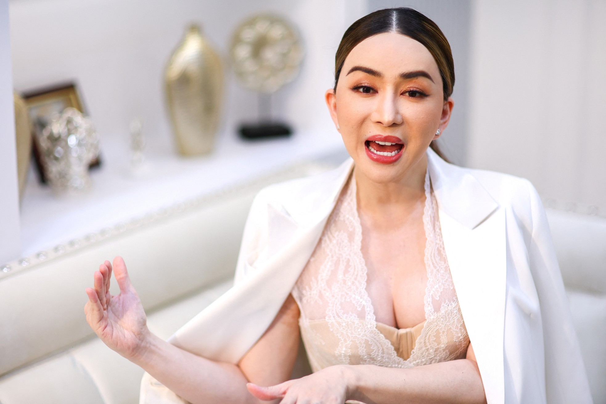 Bê bối ở Hoa hậu Hoàn vũ Indonesia và trái đắng của nữ tỷ phú chuyển giới ảnh 5