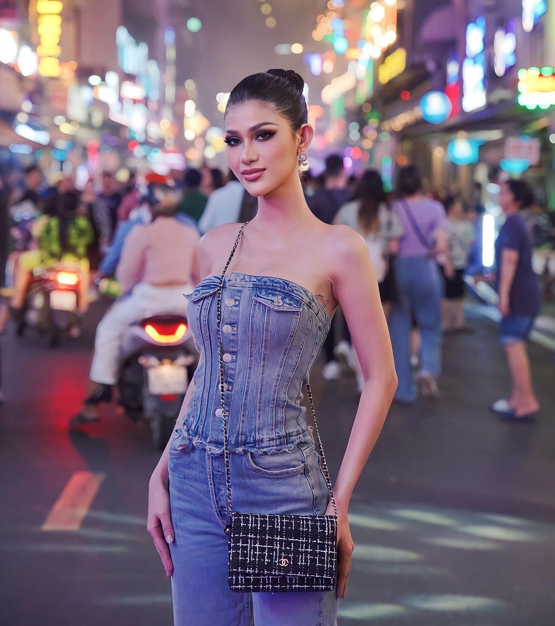 Đương kim Hoa hậu Hòa bình Indonesia khám phá TPHCM ảnh 3