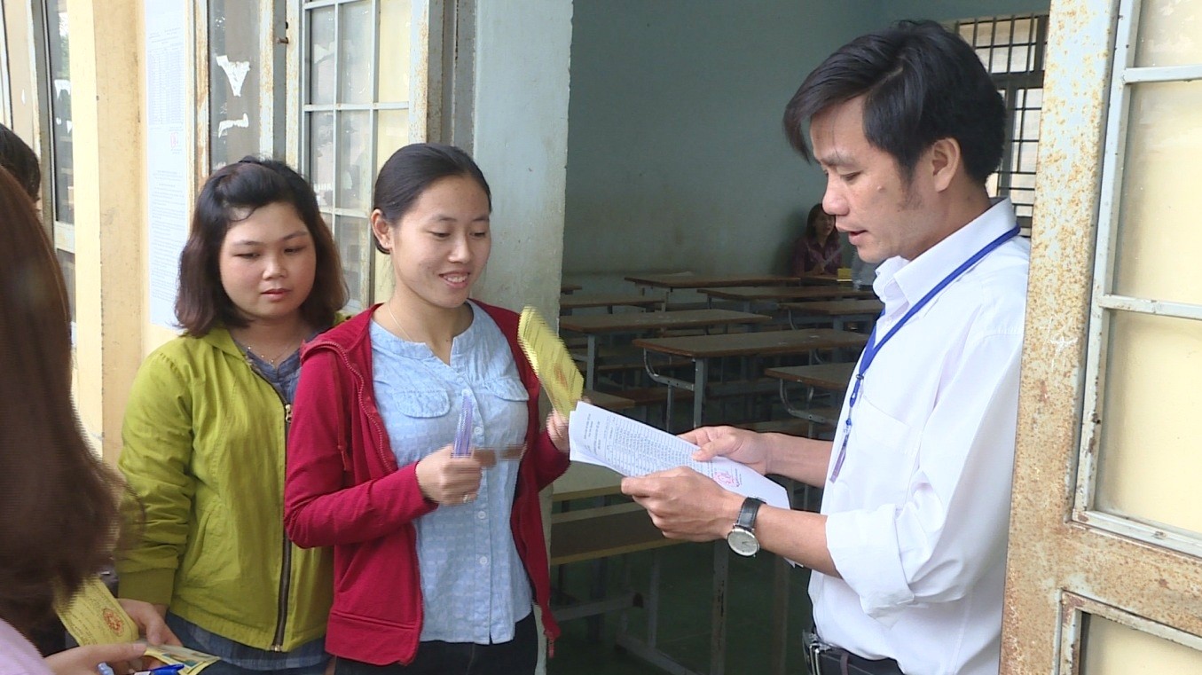 Các thí sinh làm thủ tục trước khi vào phòng thi