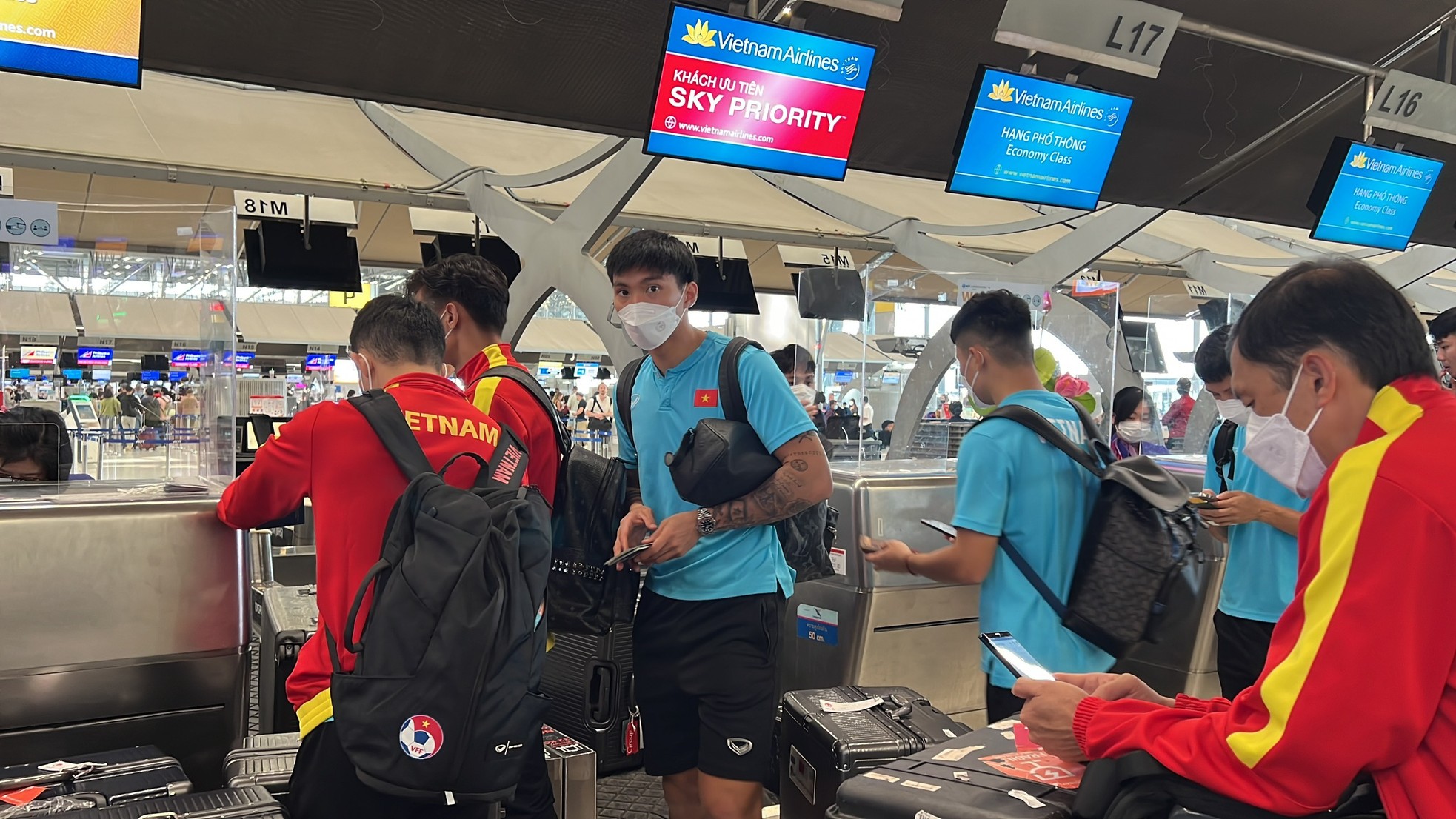 ĐT Việt Nam được CĐV vây kín tại sân bay Thái Lan sau thất bại ở AFF Cup 2022 - Ảnh 7.