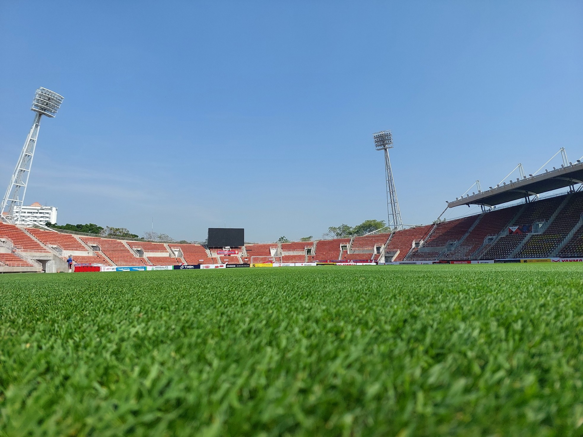 Cận cảnh SVĐ Thammasat: Có thật sân của trận chung kết lượt về AFF Cup 2022 tốt hơn Mỹ Đình? - Ảnh 5.
