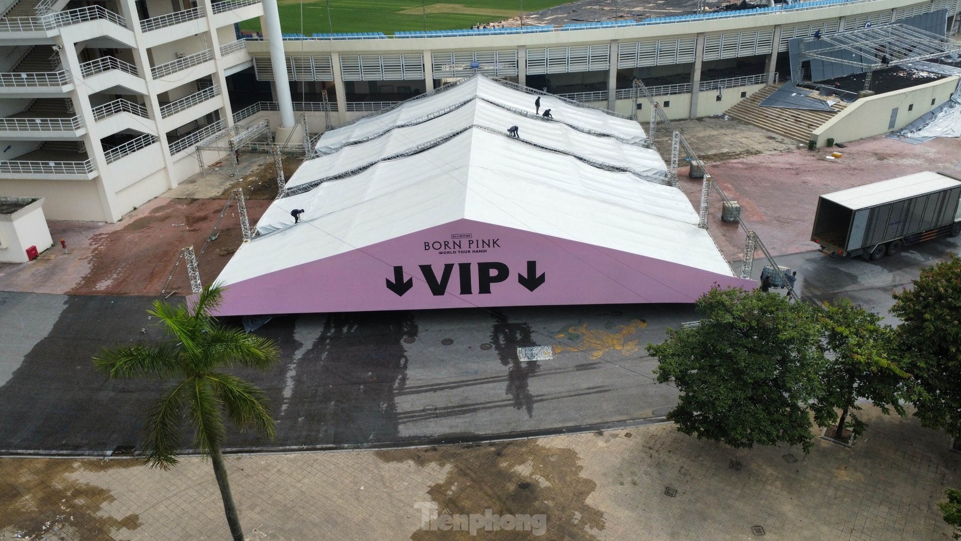 Hậu BlackPink, mặt cỏ xác xơ, rác ngập sân Mỹ Đình ảnh 2
