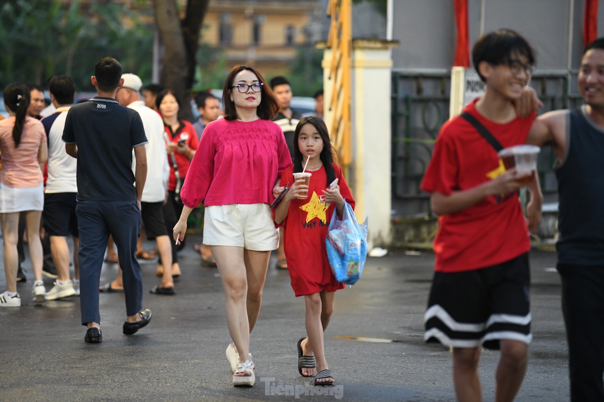 Sau cơn mưa, người hâm mộ Phú Thọ quyết nhuộm đỏ sân Việt Trì, cổ vũ U23 Việt Nam ảnh 3