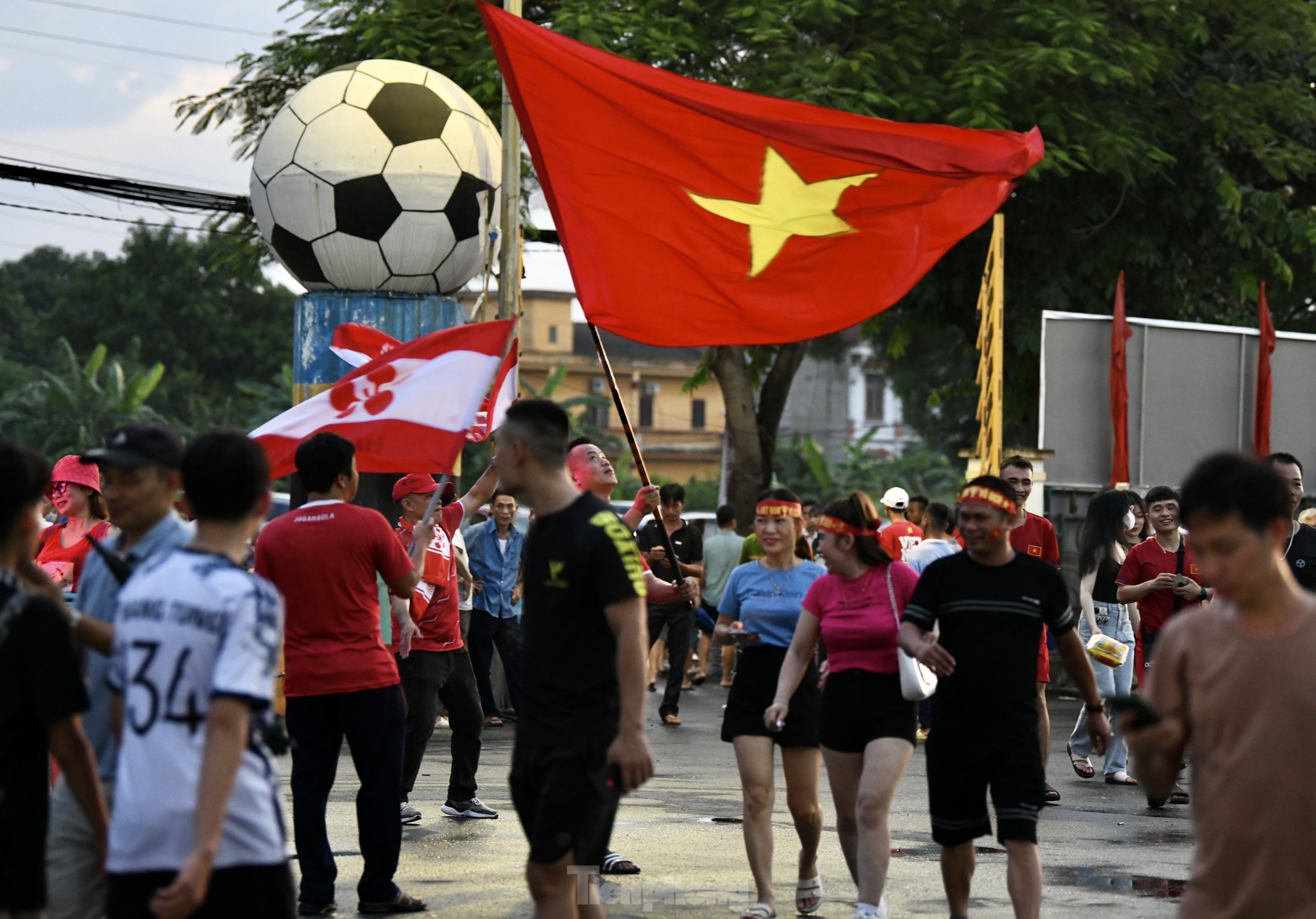 Sau cơn mưa, người hâm mộ Phú Thọ quyết nhuộm đỏ sân Việt Trì, cổ vũ U23 Việt Nam ảnh 1