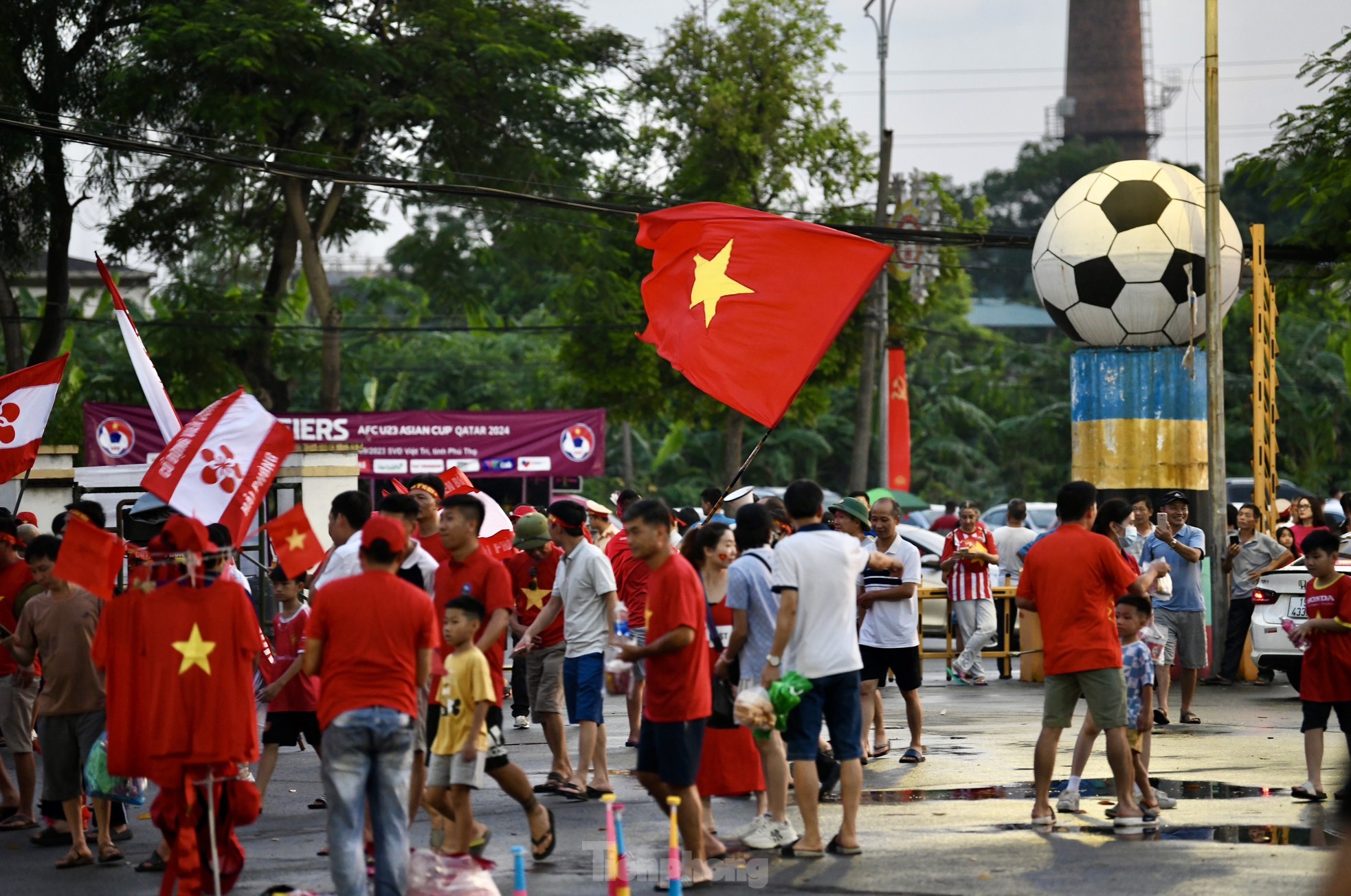 Sau cơn mưa, người hâm mộ Phú Thọ quyết nhuộm đỏ sân Việt Trì, cổ vũ U23 Việt Nam ảnh 8