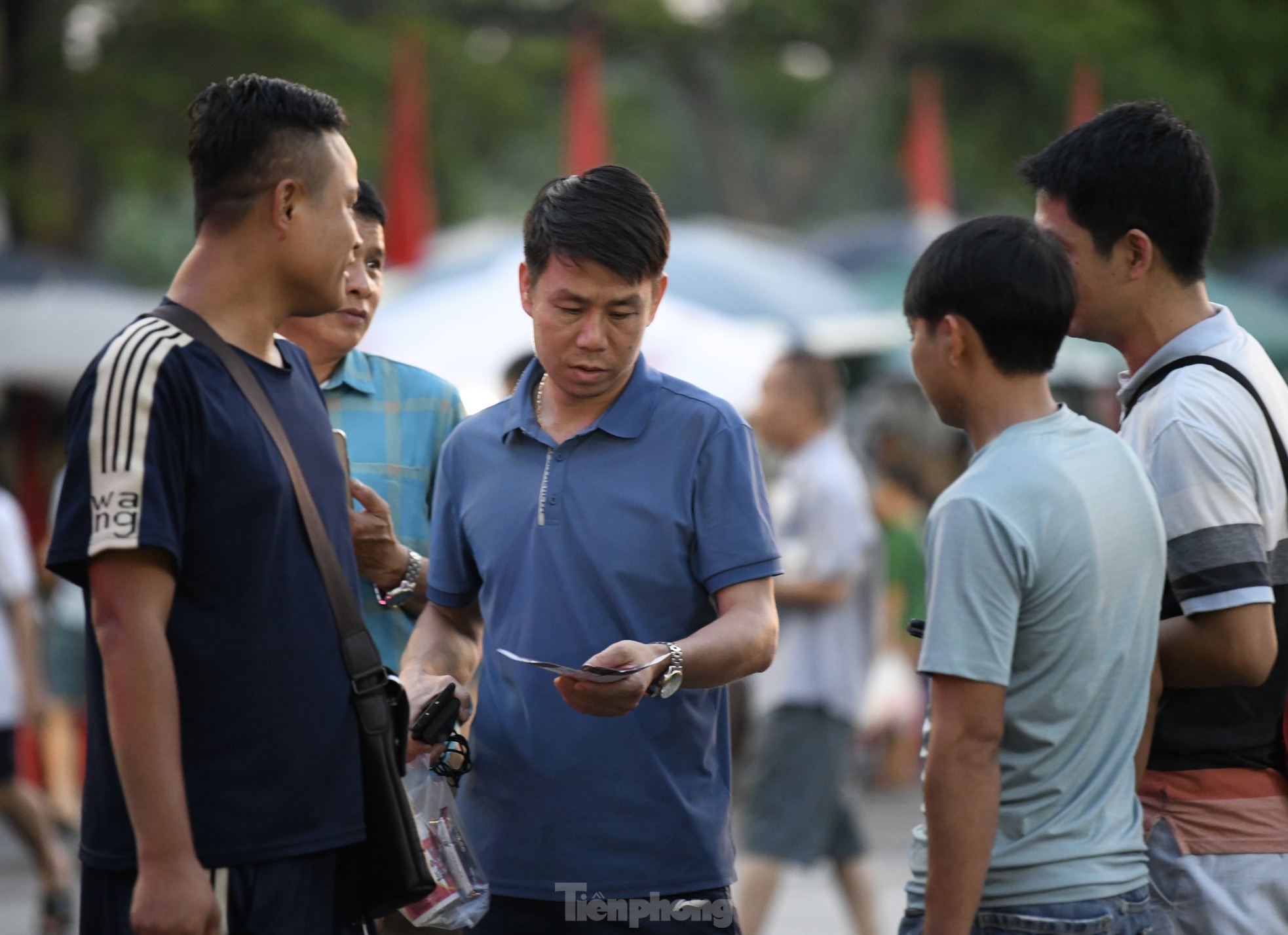 Sau cơn mưa, người hâm mộ Phú Thọ quyết nhuộm đỏ sân Việt Trì, cổ vũ U23 Việt Nam ảnh 5
