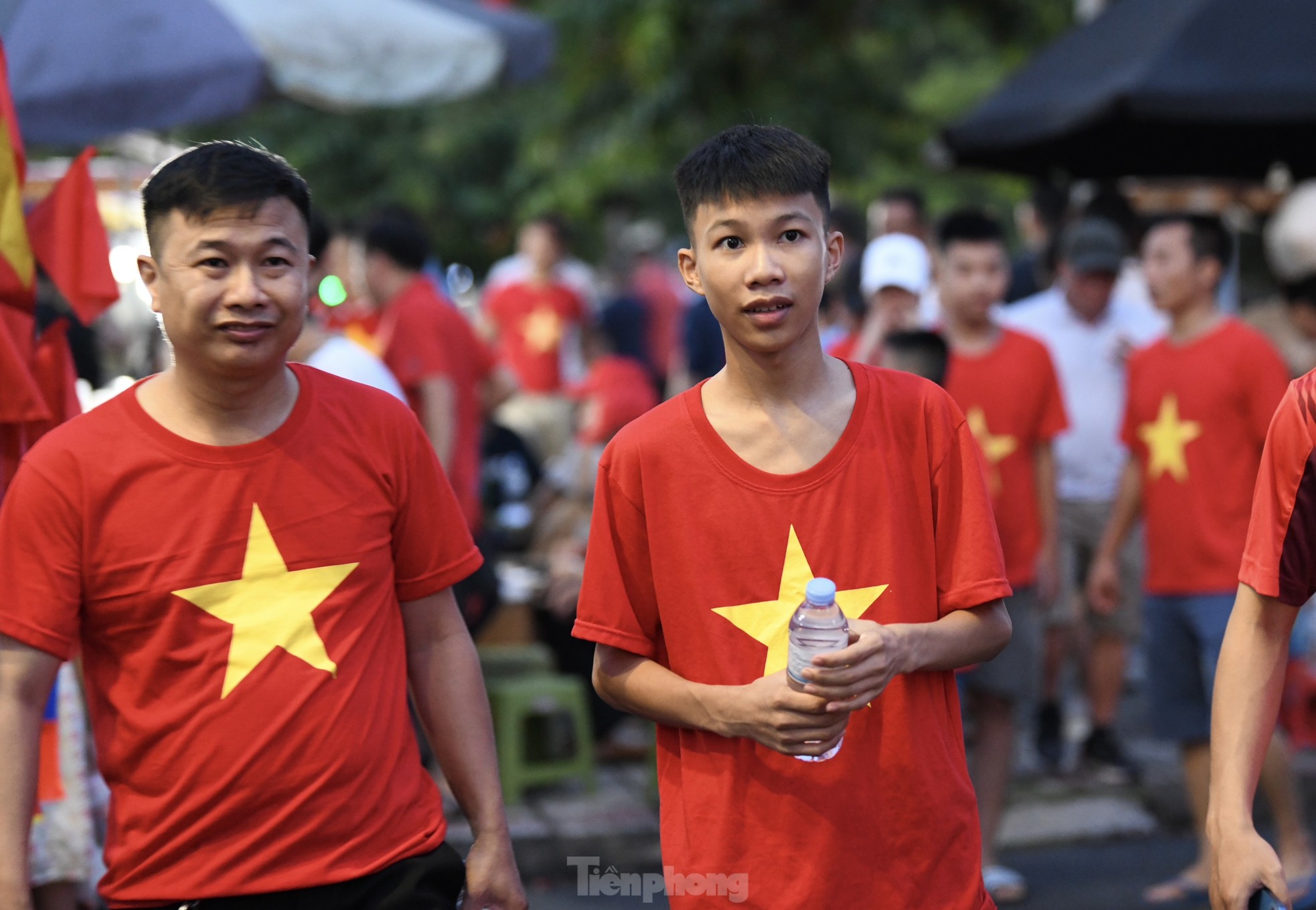 Sau cơn mưa, người hâm mộ Phú Thọ quyết nhuộm đỏ sân Việt Trì, cổ vũ U23 Việt Nam ảnh 7