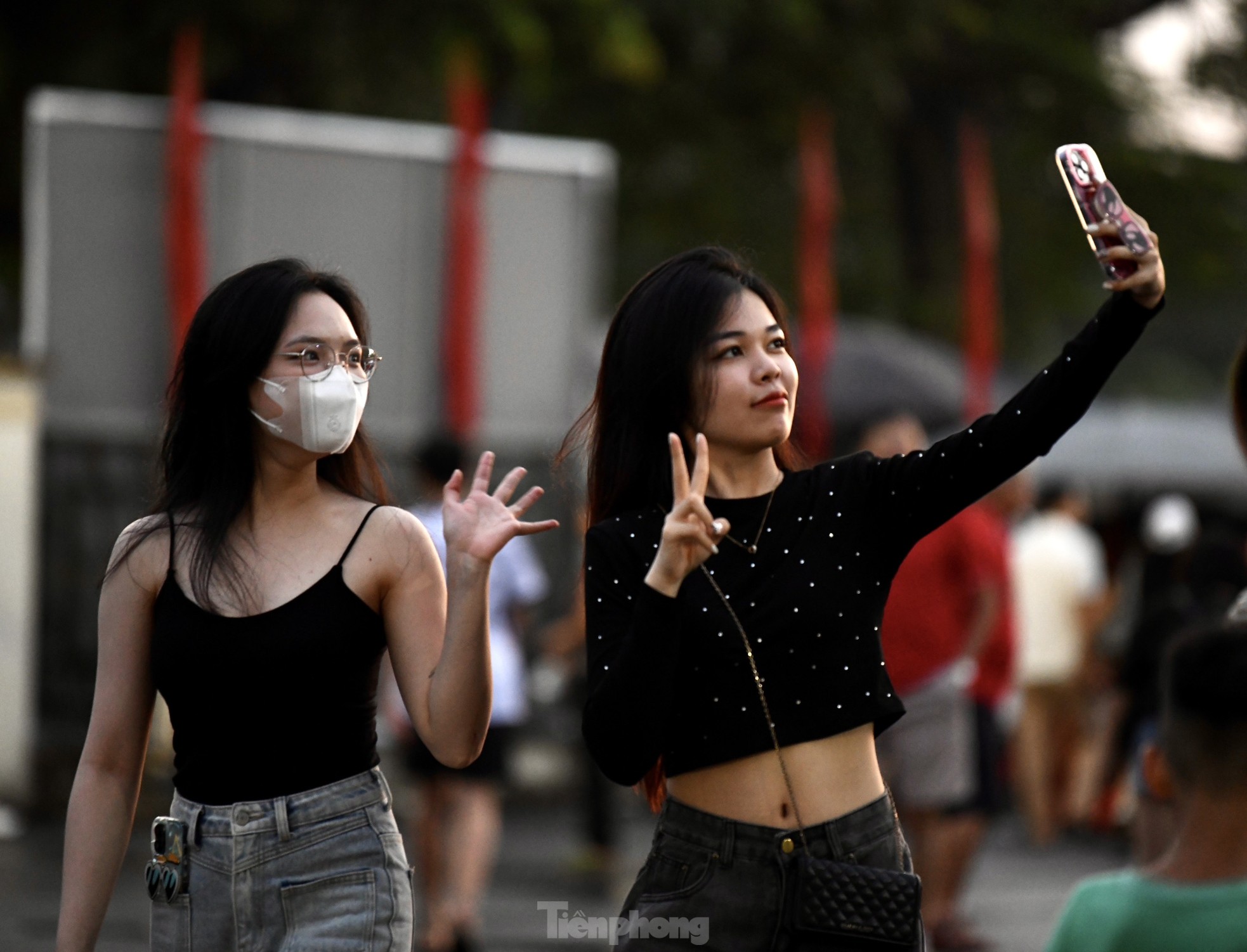 Sau cơn mưa, người hâm mộ Phú Thọ quyết nhuộm đỏ sân Việt Trì, cổ vũ U23 Việt Nam ảnh 4