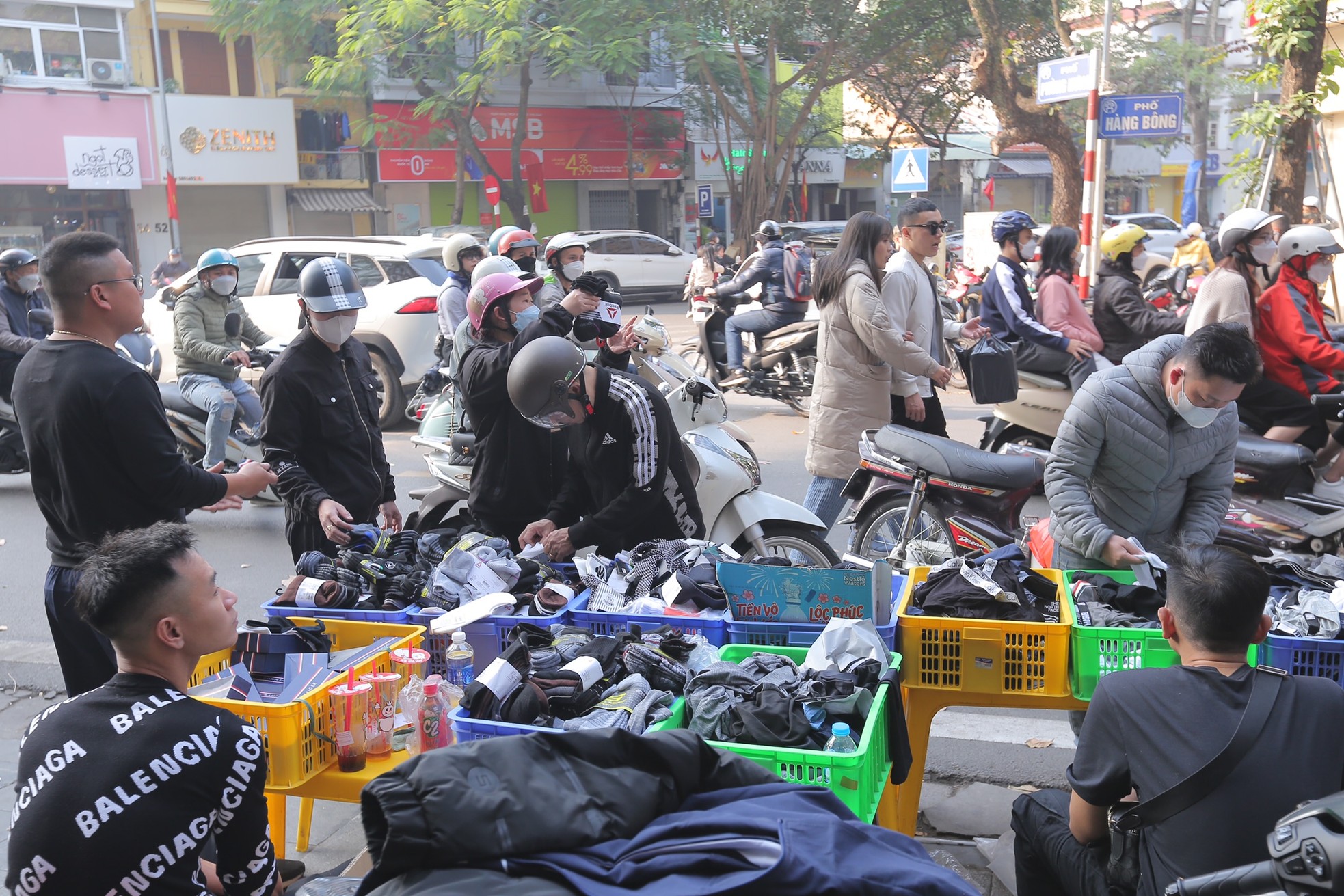 Người dân Thủ đô đổ xô mua quần áo, giày dép thanh lý chiều 30 Tết ảnh 2