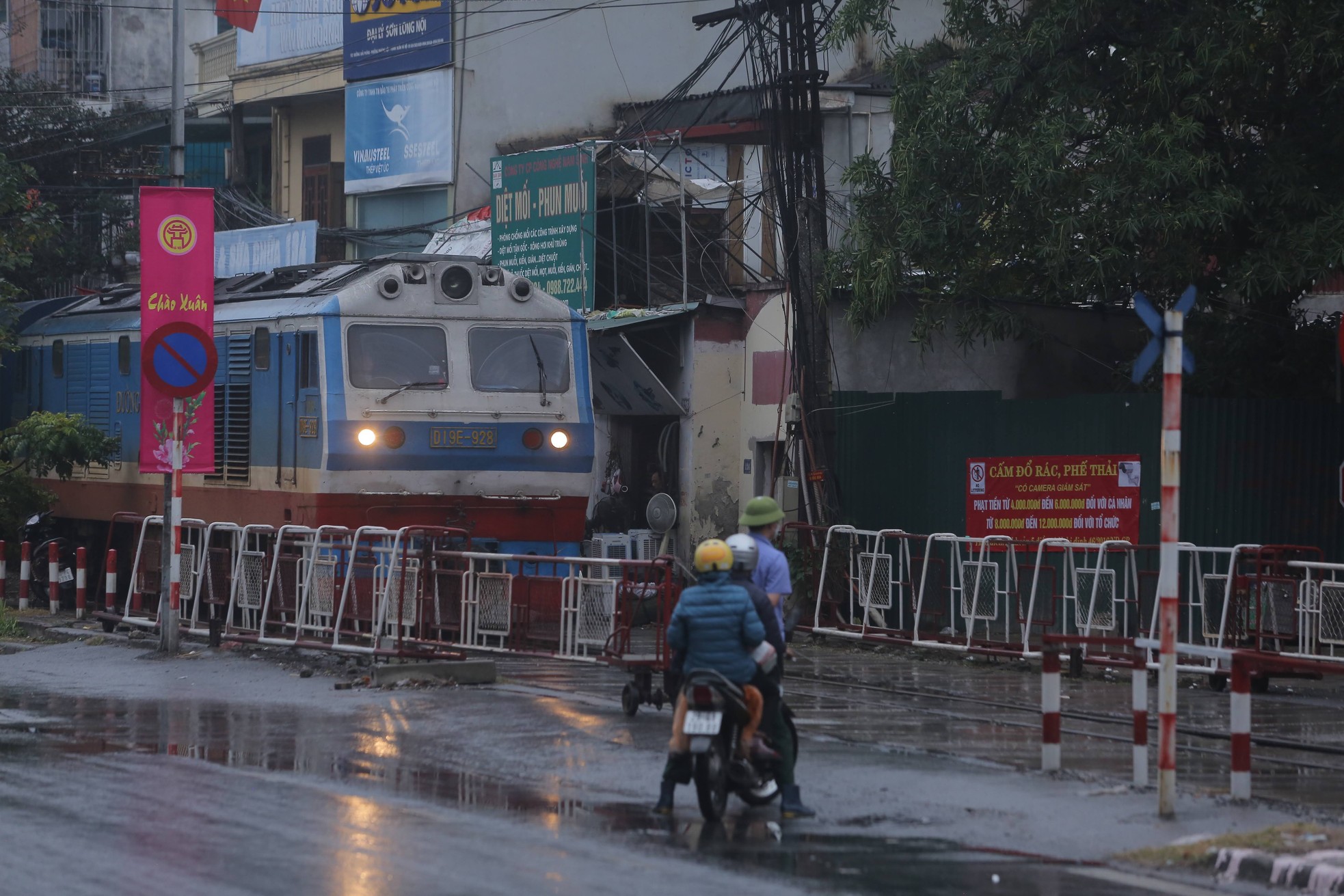 Thót tim cảnh người dân vô tư 'cắt' đầu tàu hỏa, coi thường barie tại Hà Nội ảnh 9