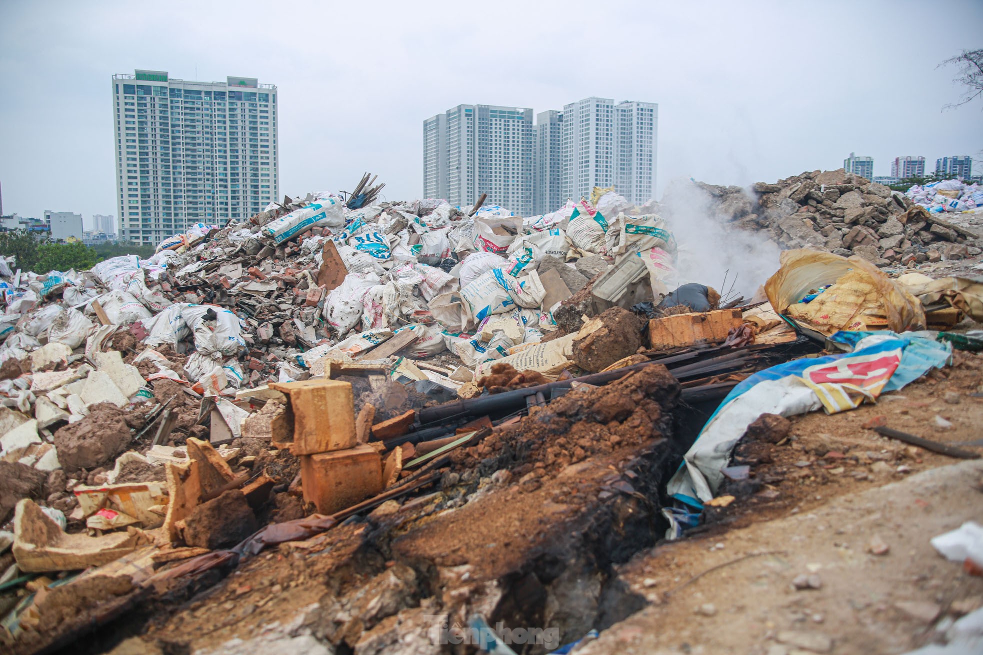 Nhức nhối bãi rác thải đổ trộm chất thành 'núi' giữa Thủ đô - Ảnh 11.