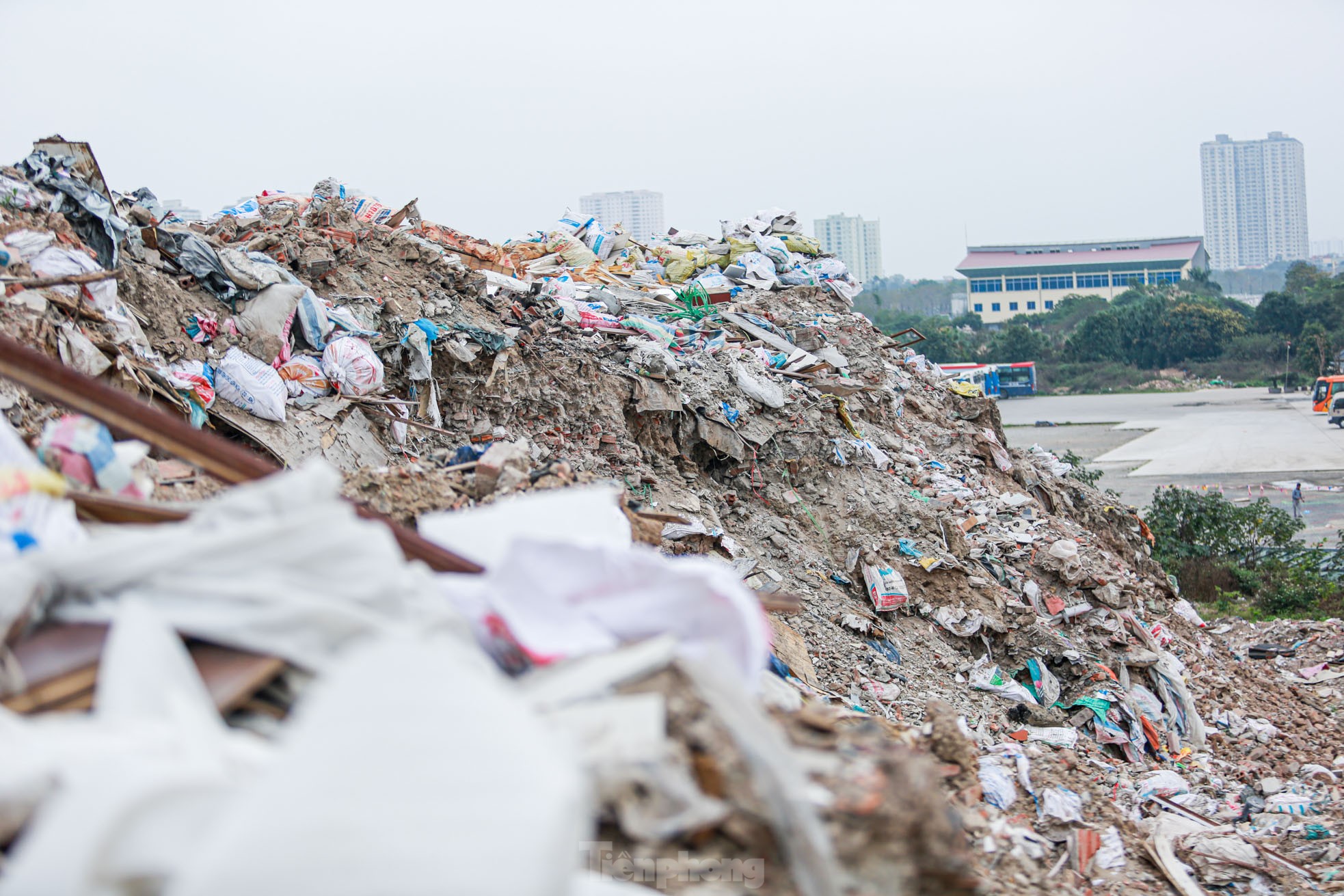 Nhức nhối bãi rác thải đổ trộm chất thành 'núi' giữa Thủ đô - Ảnh 8.