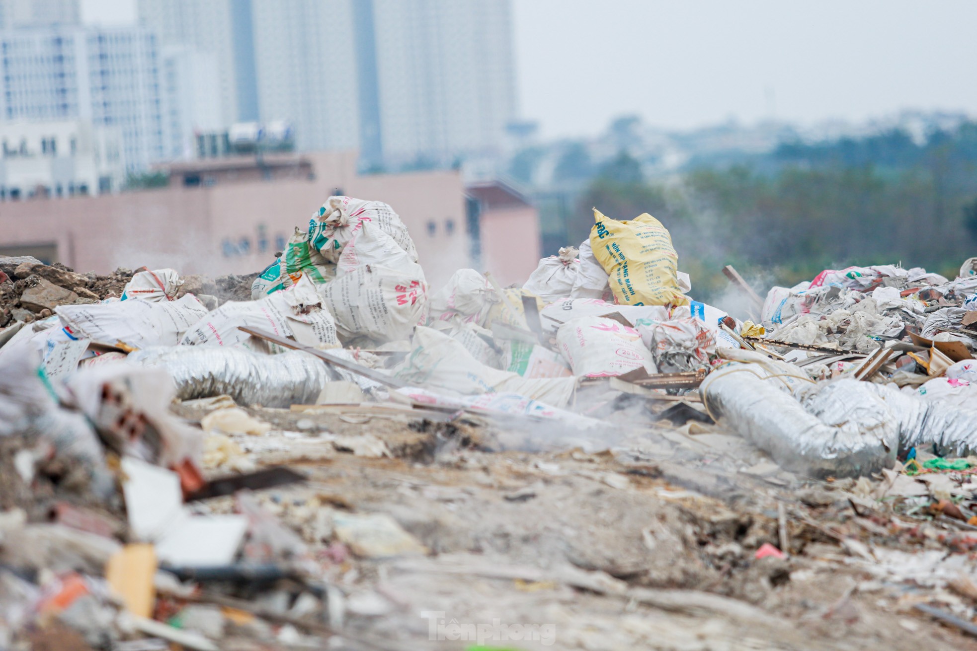 Nhức nhối bãi rác thải đổ trộm chất thành 'núi' giữa Thủ đô - Ảnh 9.