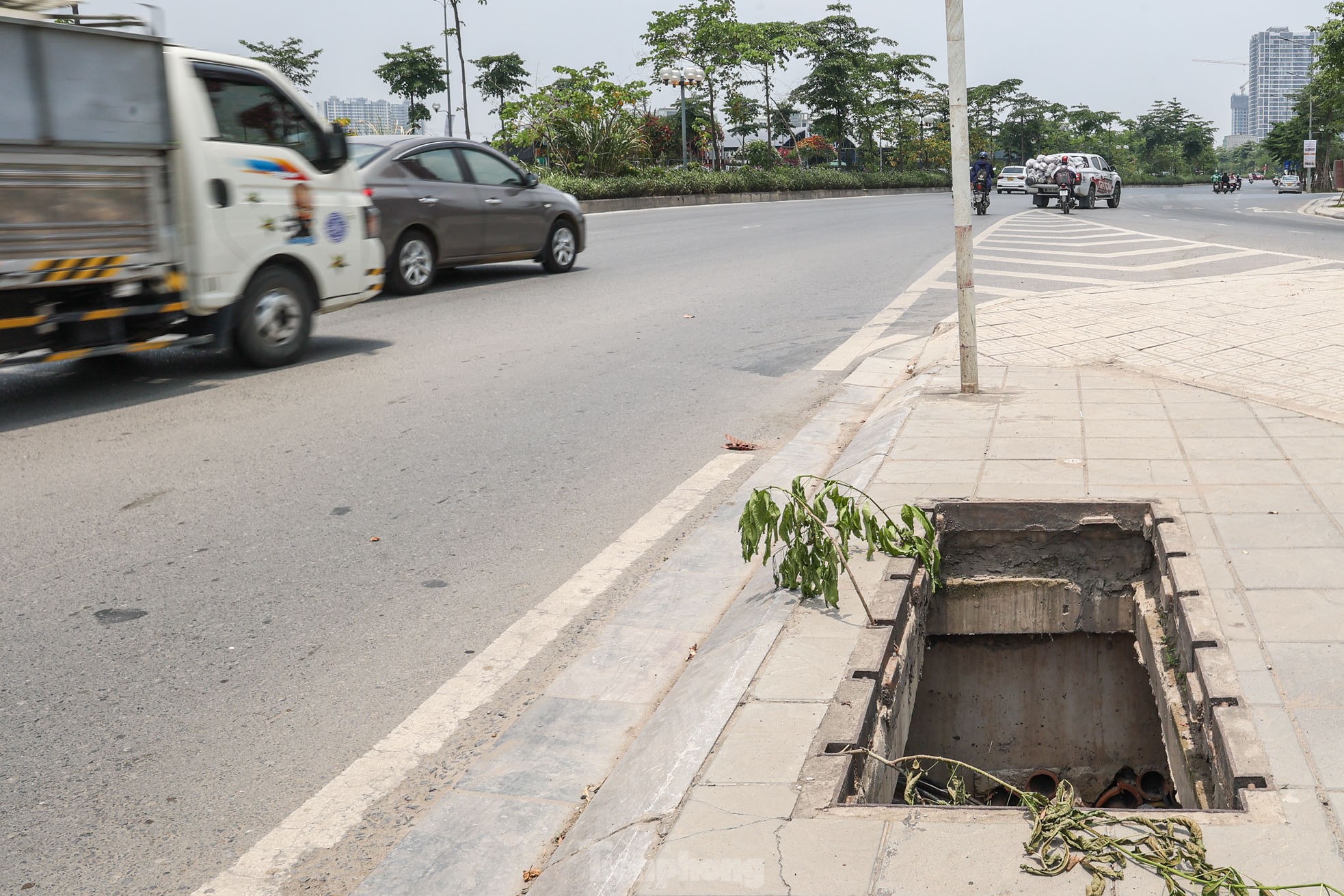 Hàng loạt hố ga cáp quang không nắp như 'bẫy' người dân ở Hà Nội ảnh 11