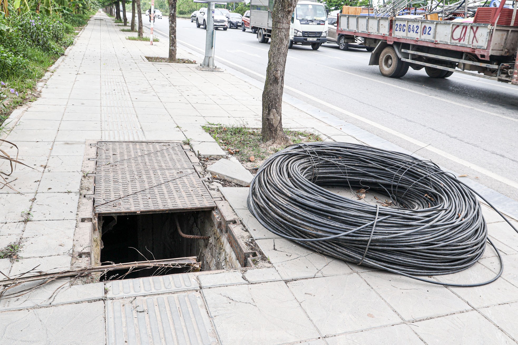 Hàng loạt hố ga cáp quang không nắp như 'bẫy' người dân ở Hà Nội ảnh 3