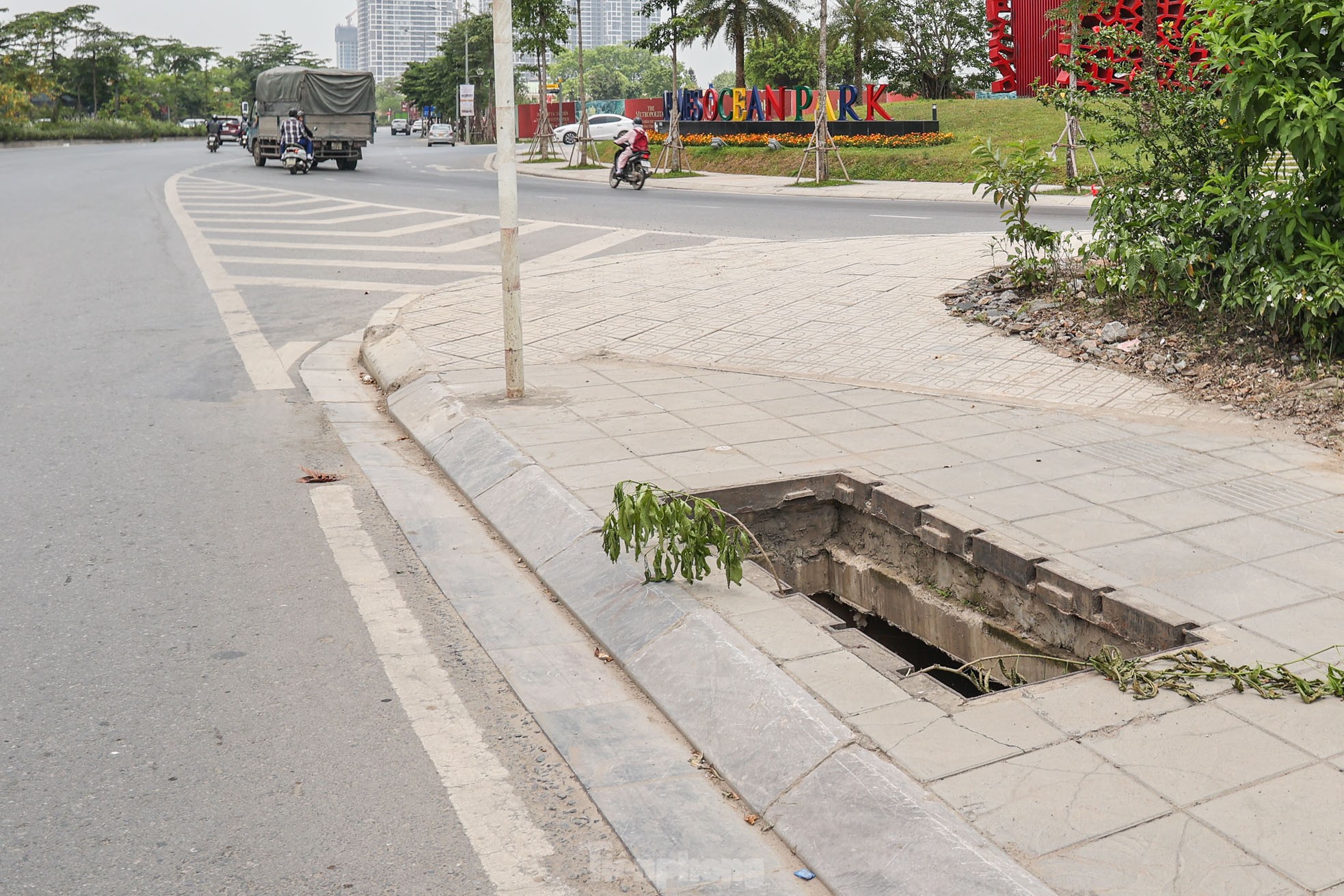 Hàng loạt hố ga cáp quang không nắp như 'bẫy' người dân ở Hà Nội ảnh 9