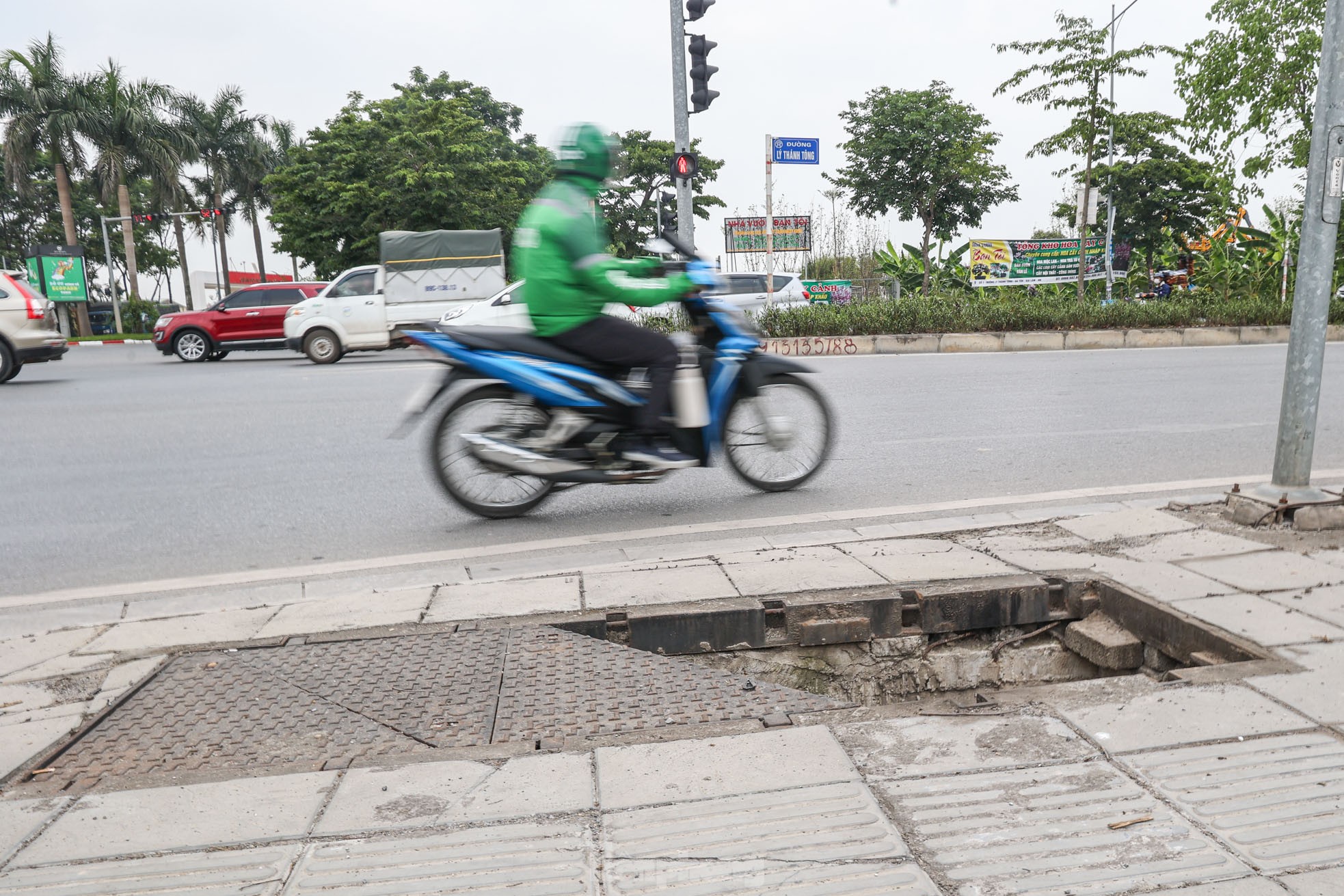 Hàng loạt hố ga cáp quang không nắp như 'bẫy' người dân ở Hà Nội ảnh 5