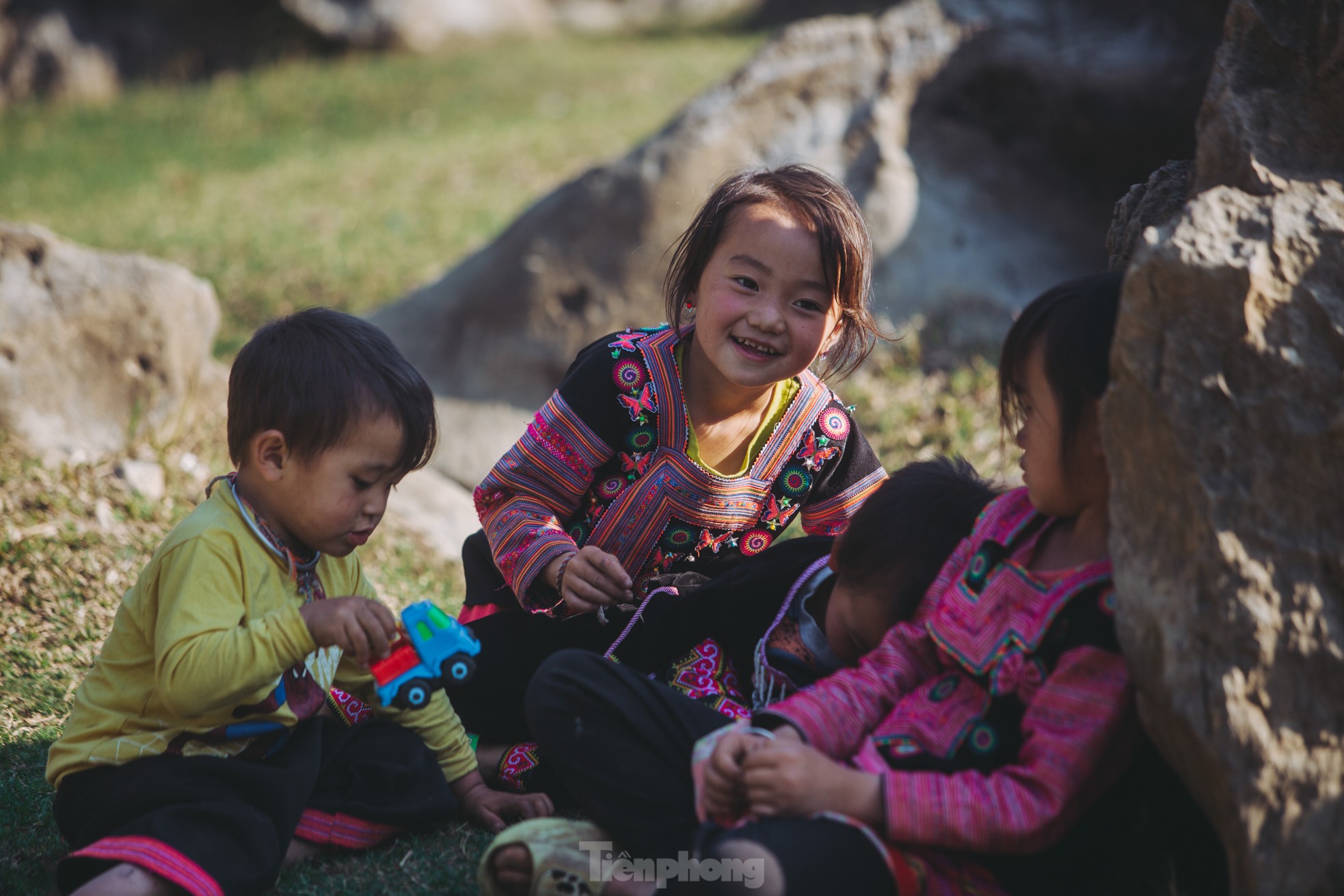 Ngắm nét hồn nhiên của những đứa trẻ ở nơi không có điện, không sóng điện thoại ảnh 11