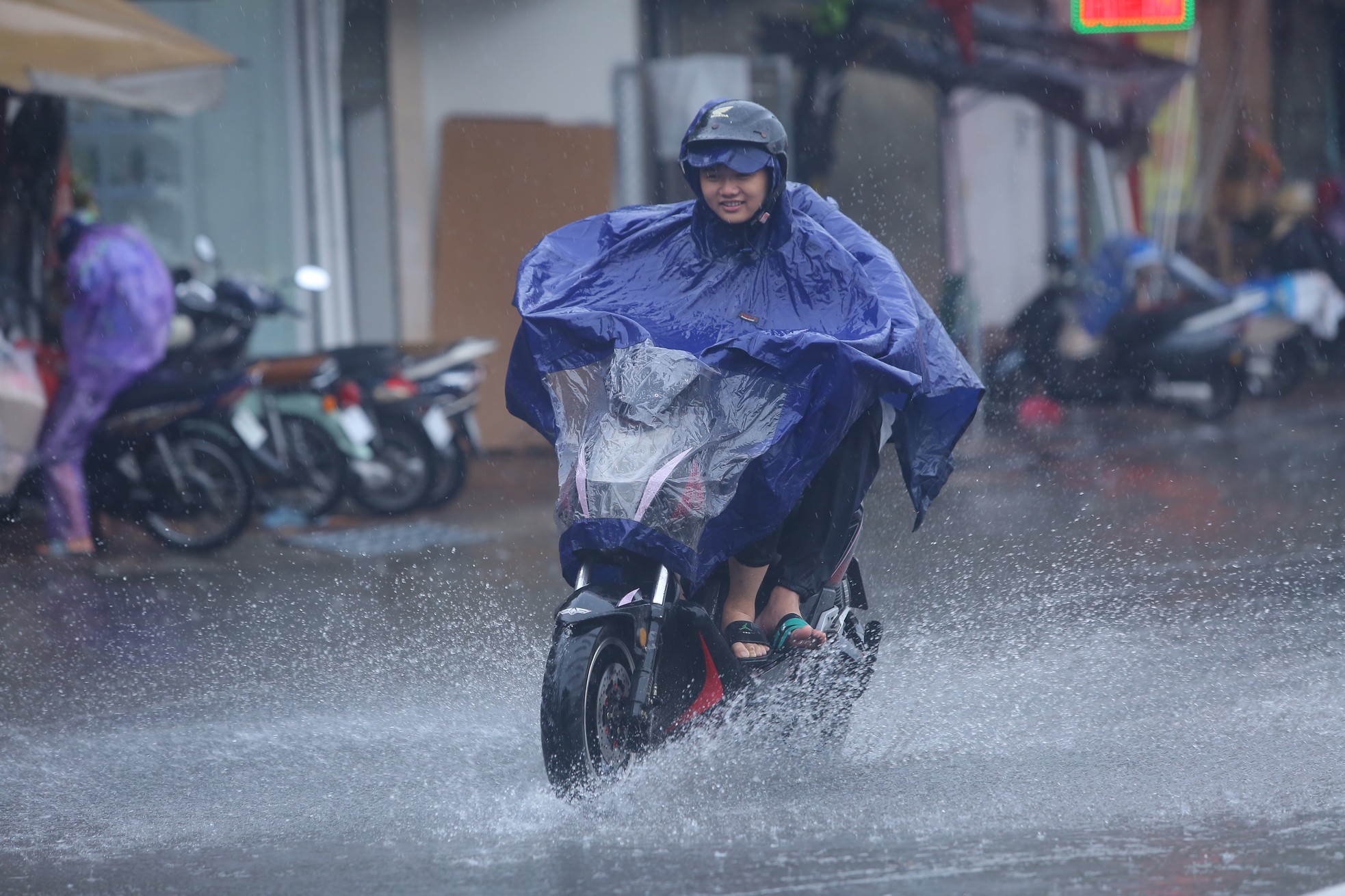 Đường Hà Nội mênh mông nước sau cơn 'mưa vàng' giải nhiệt ảnh 14