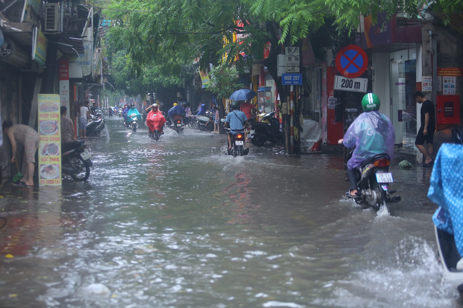 Đường Hà Nội mênh mông nước sau cơn 'mưa vàng' giải nhiệt ảnh 11