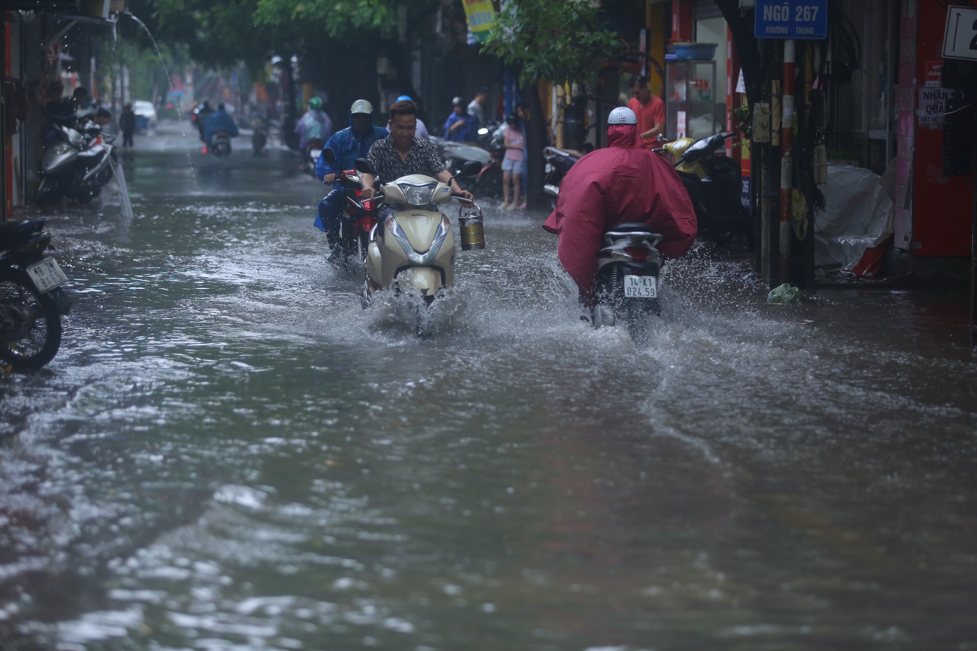 Đường Hà Nội mênh mông nước sau cơn 'mưa vàng' giải nhiệt ảnh 9